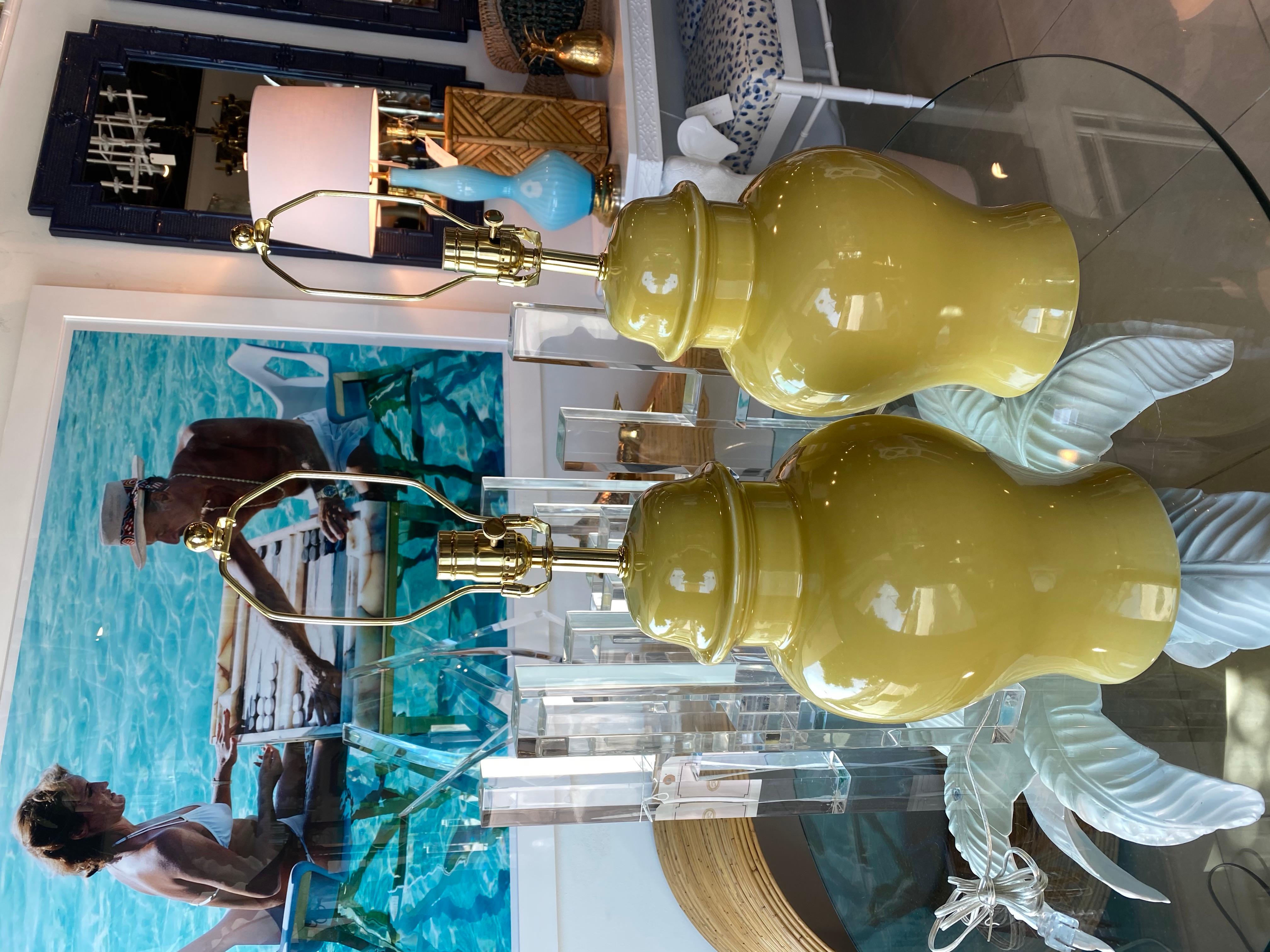Fin du 20e siècle Paire de lampes de bureau vintage en céramique jaune en forme de jarre à gingembre, recâblées en laiton  en vente