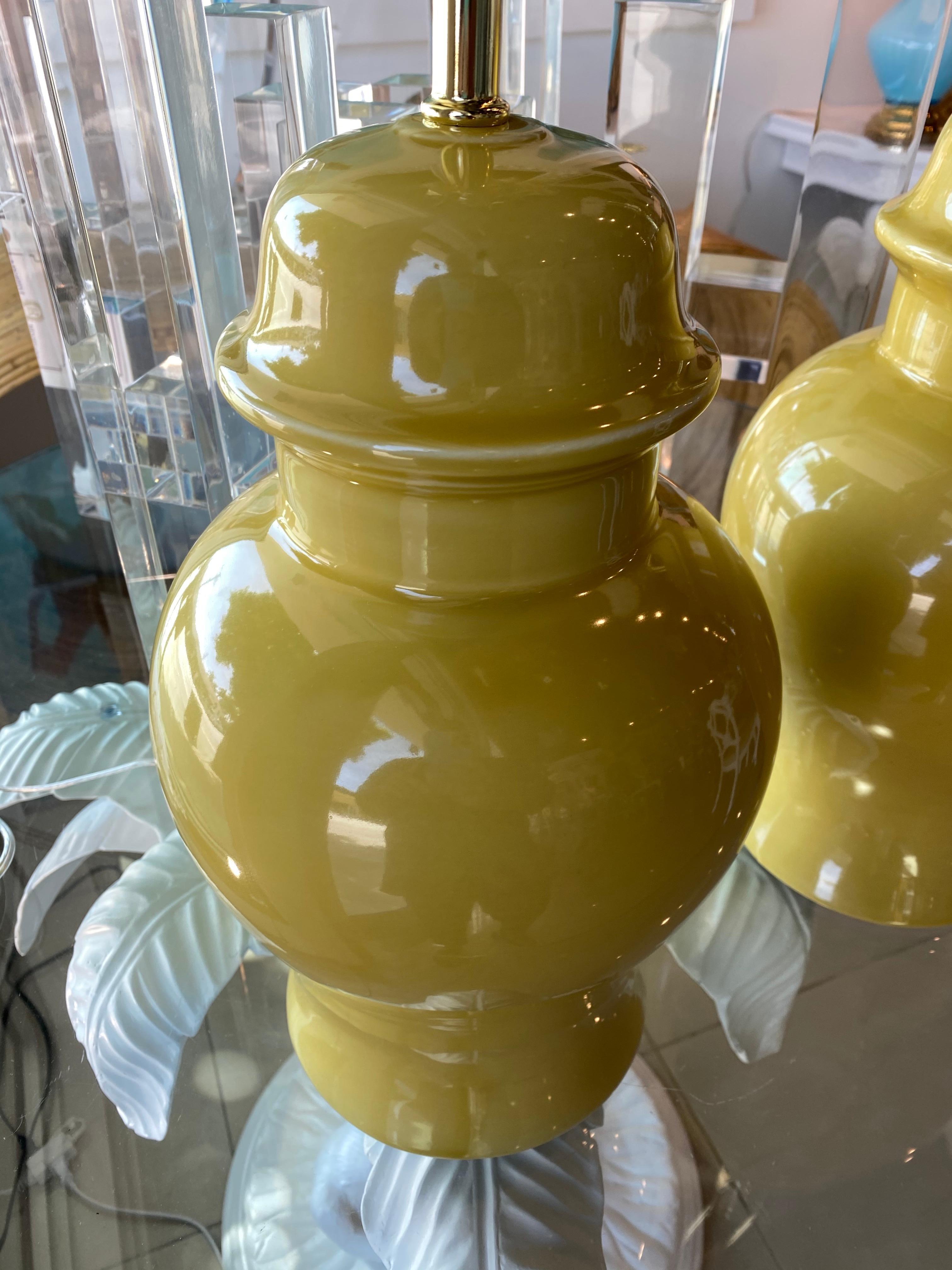 Laiton Paire de lampes de bureau vintage en céramique jaune en forme de jarre à gingembre, recâblées en laiton  en vente