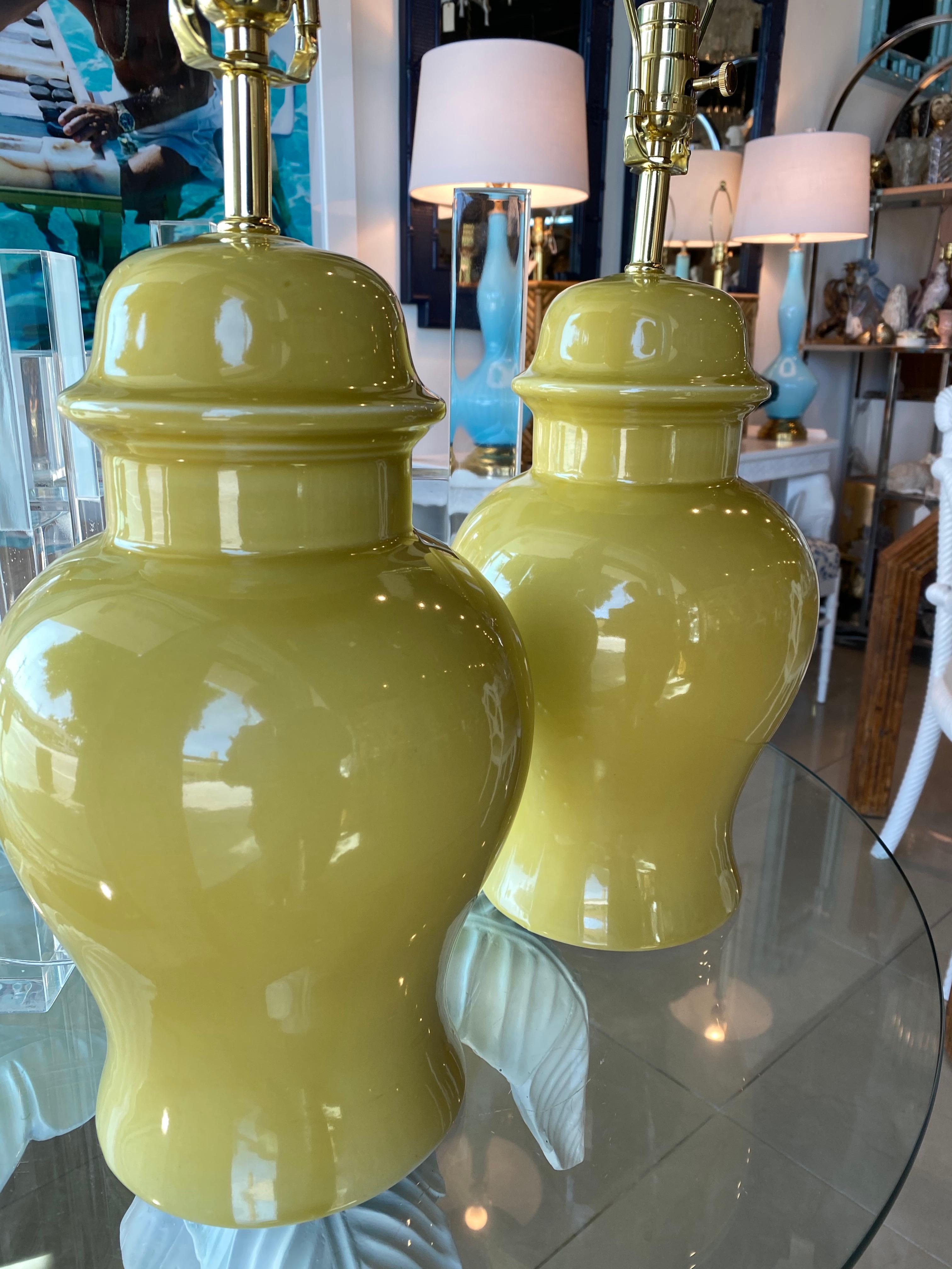 Paire de lampes de bureau vintage en céramique jaune en forme de jarre à gingembre, recâblées en laiton  en vente 1