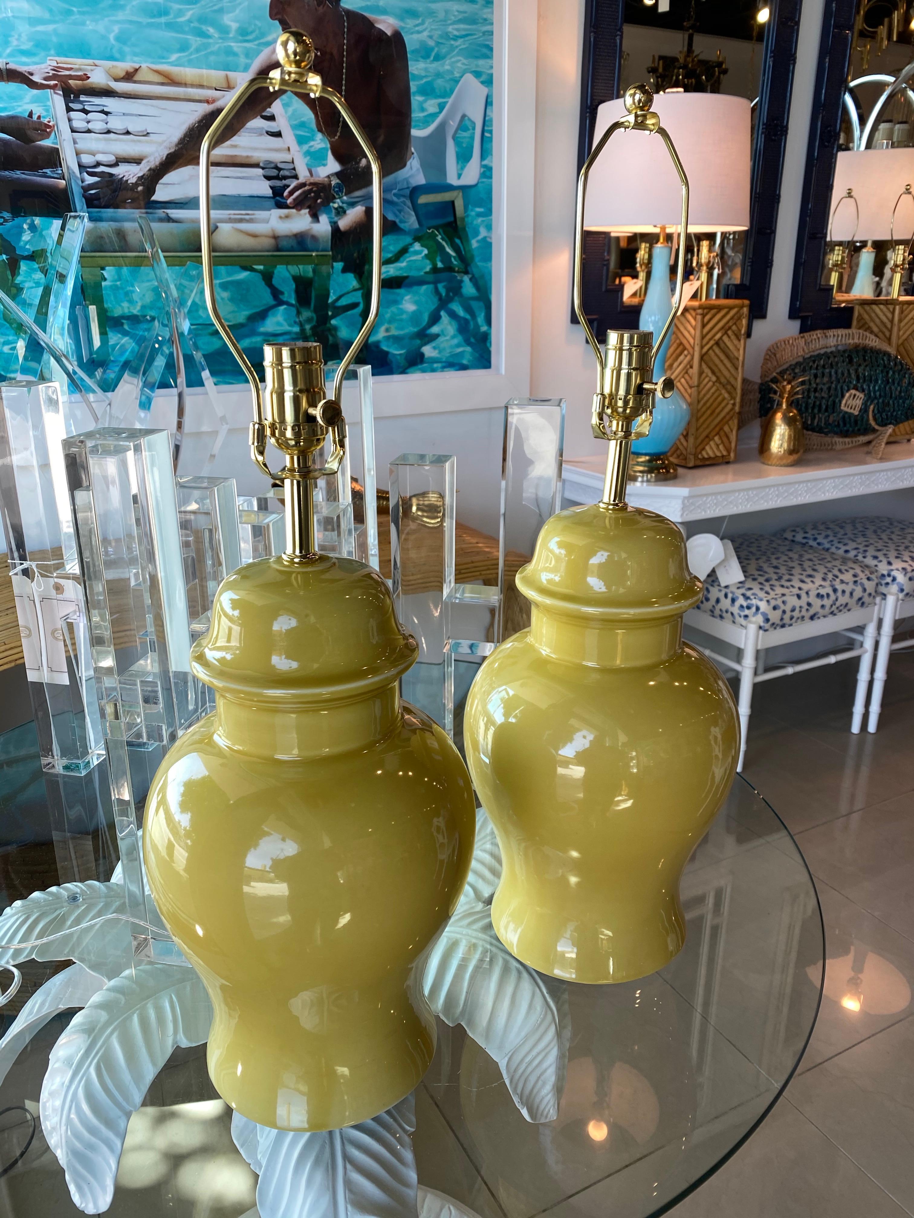 Pareja vintage de lámparas de sobremesa de cerámica amarilla con jengibre y latón recargado en venta 2