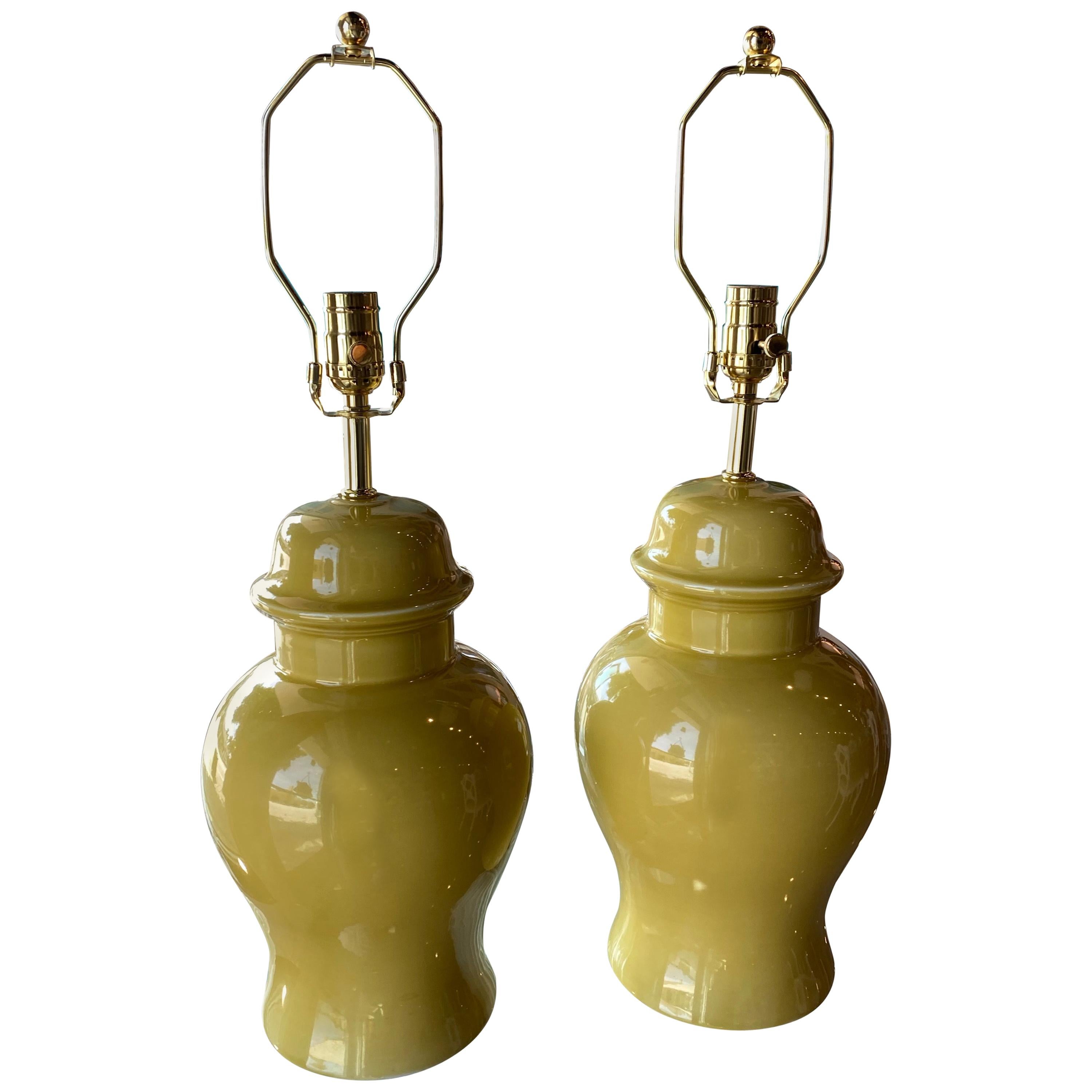 Paire de lampes de bureau vintage en céramique jaune en forme de jarre à gingembre, recâblées en laiton  en vente