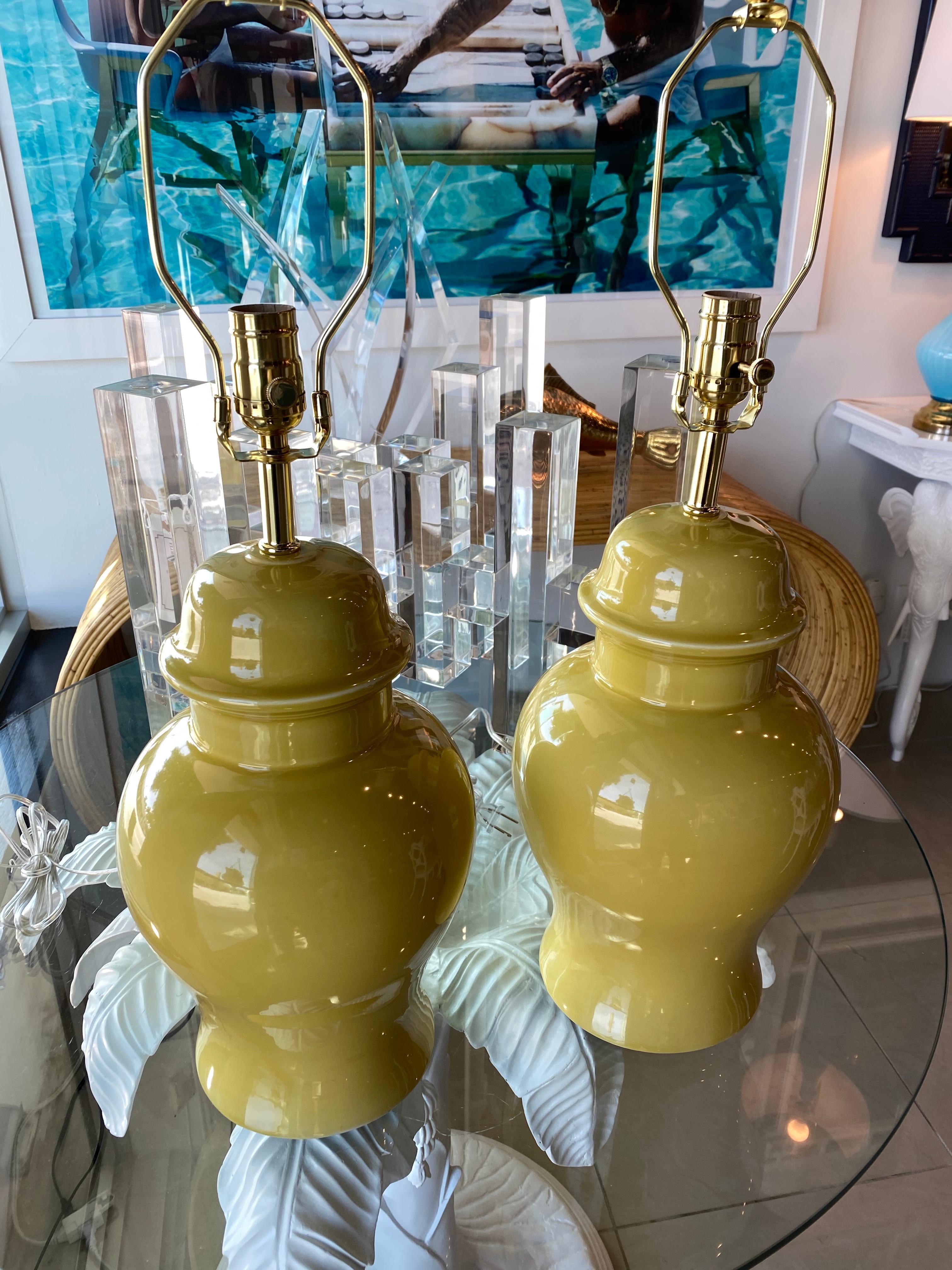 Hübsches Vintage-Paar gelber Keramik-Ingwer-Glas-Tischlampen. Neue Messingbeschläge. Neu verkabelt. Keine Chips oder Brüche. 
Höhe bis zum Sockel 18