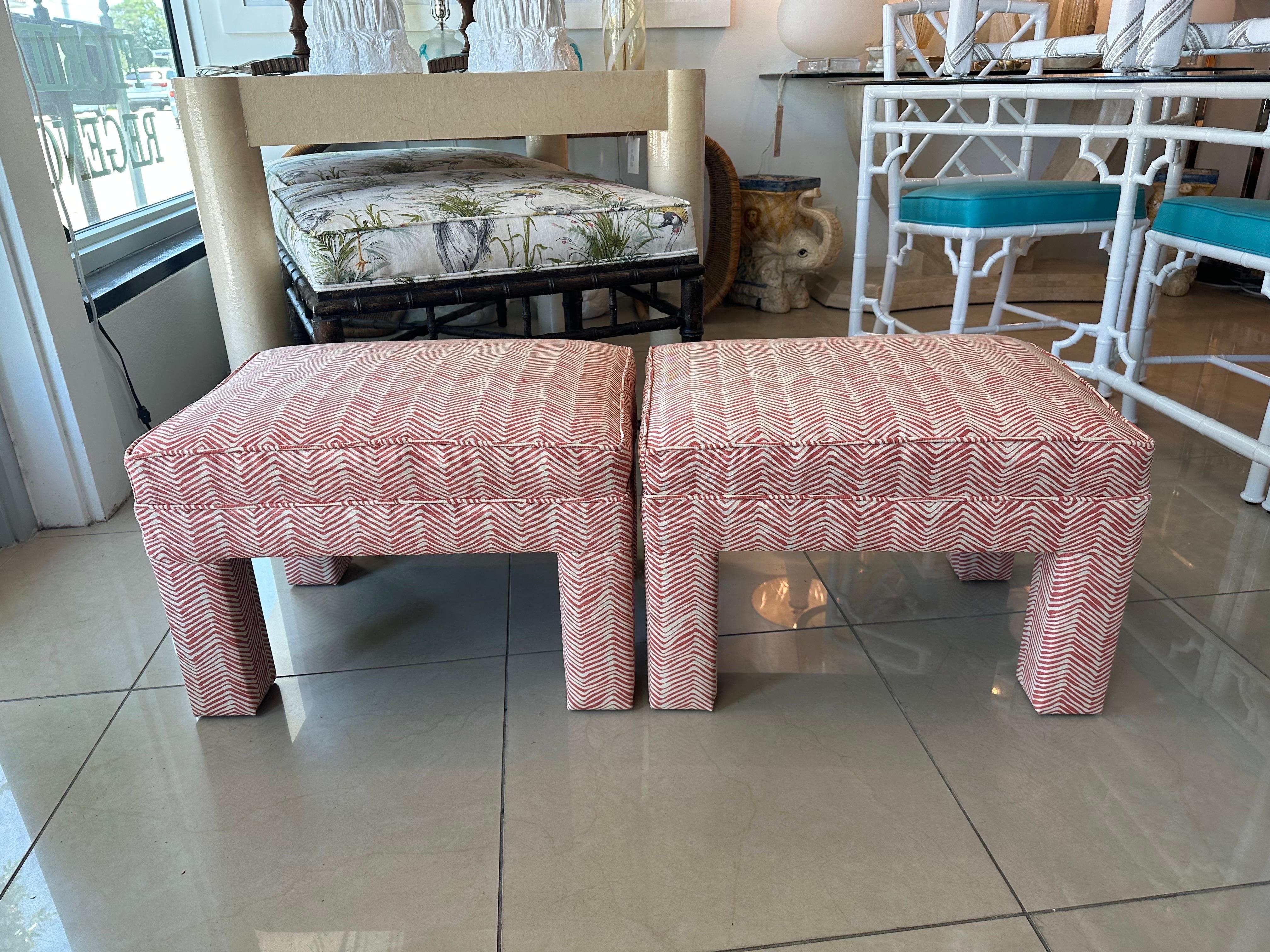 Vintage Pair Parsons Benches Stools Ottomans Newly Upholstered Coral Quadrille In Excellent Condition In West Palm Beach, FL