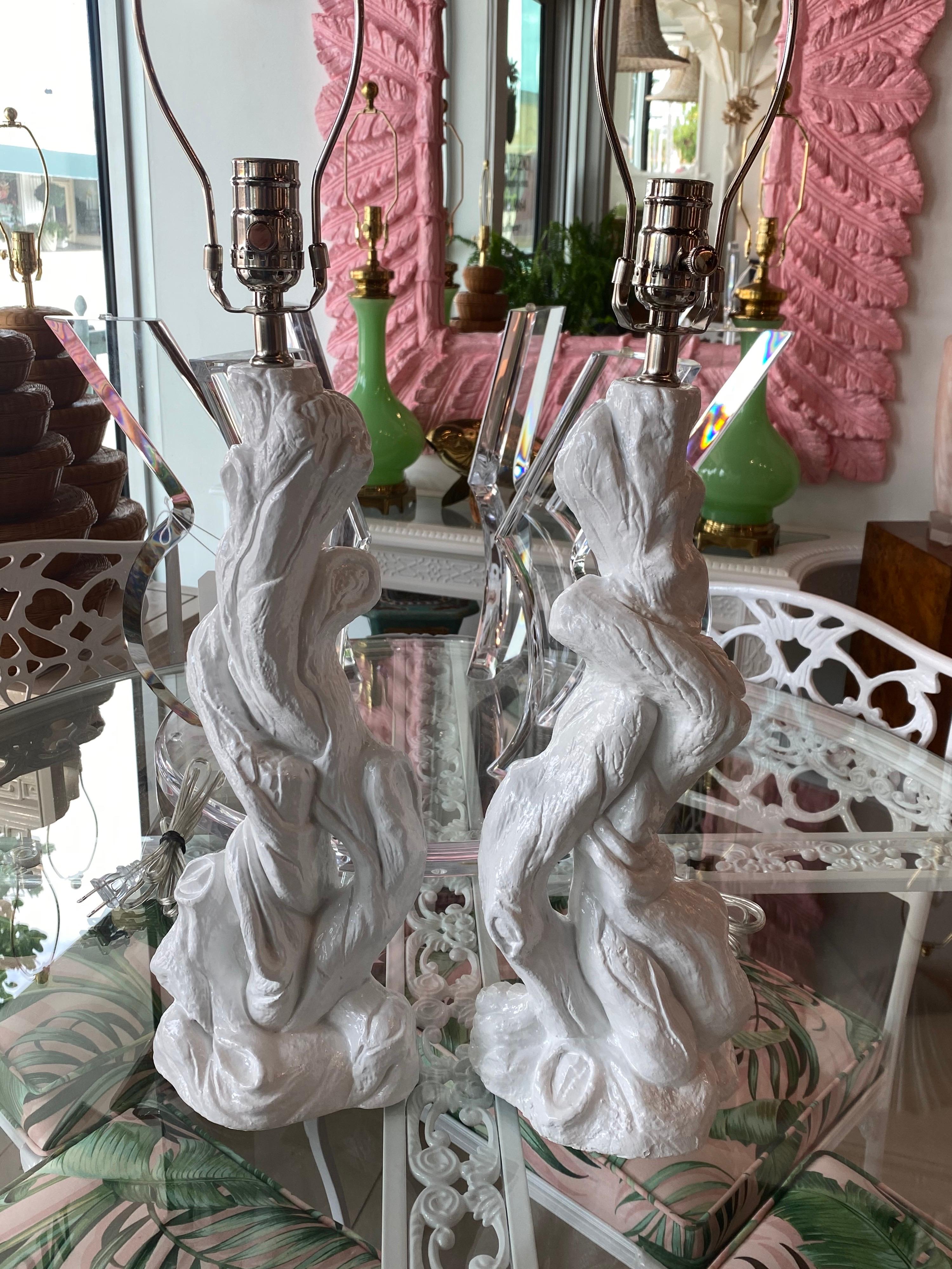 Paire de lampes de table de plage vintage en plâtre laqué blanc et faux bois flotté Faux Bois en vente 1