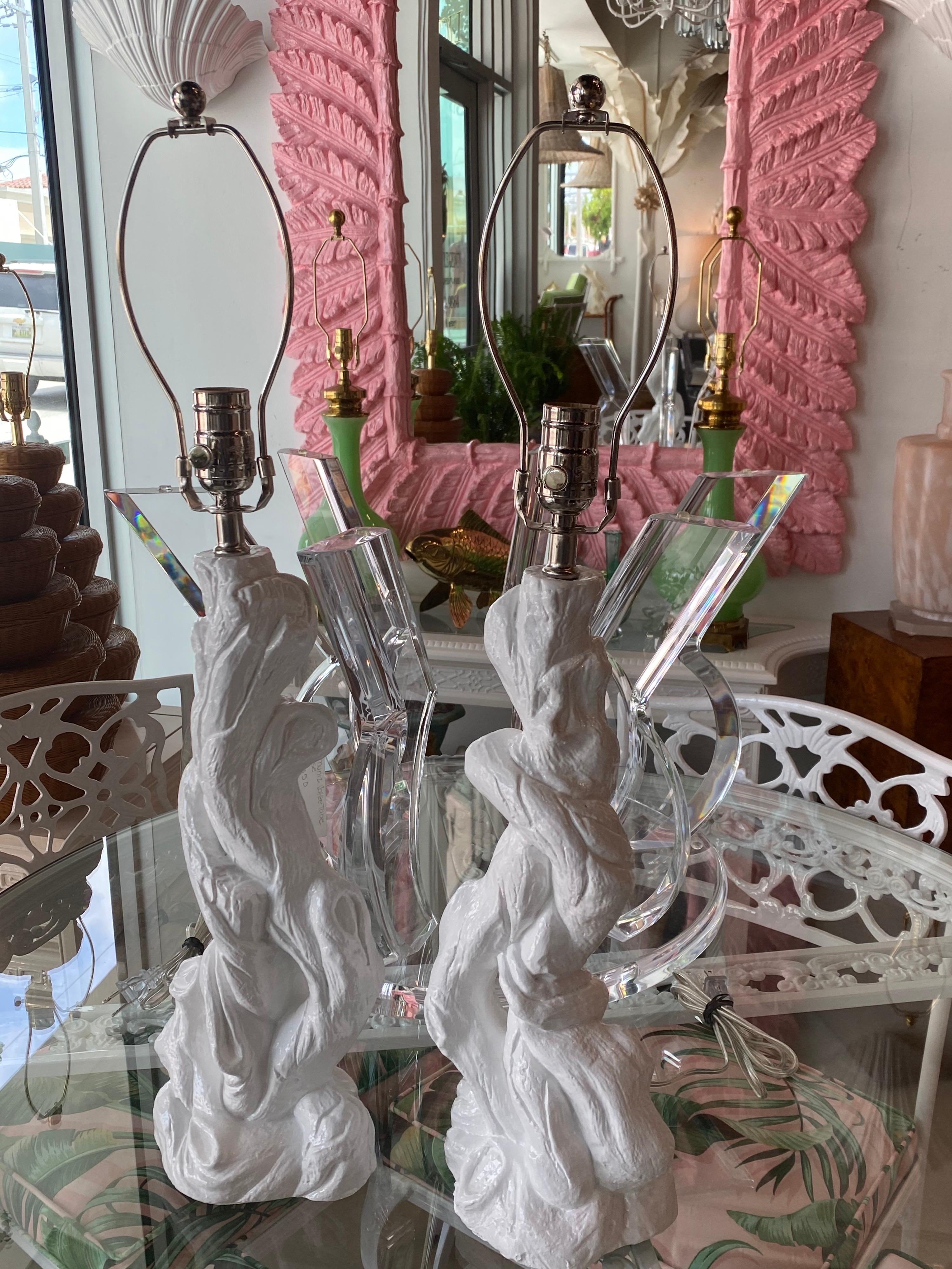 Jolie paire de lampes de table vintage en plâtre faux bois et bois flotté. Ils ont été nouvellement laqués d'un blanc frais. Elles ont été nouvellement câblées avec de nouvelles pièces en nickel et des prises à trois voies. Parfait pour la maison de