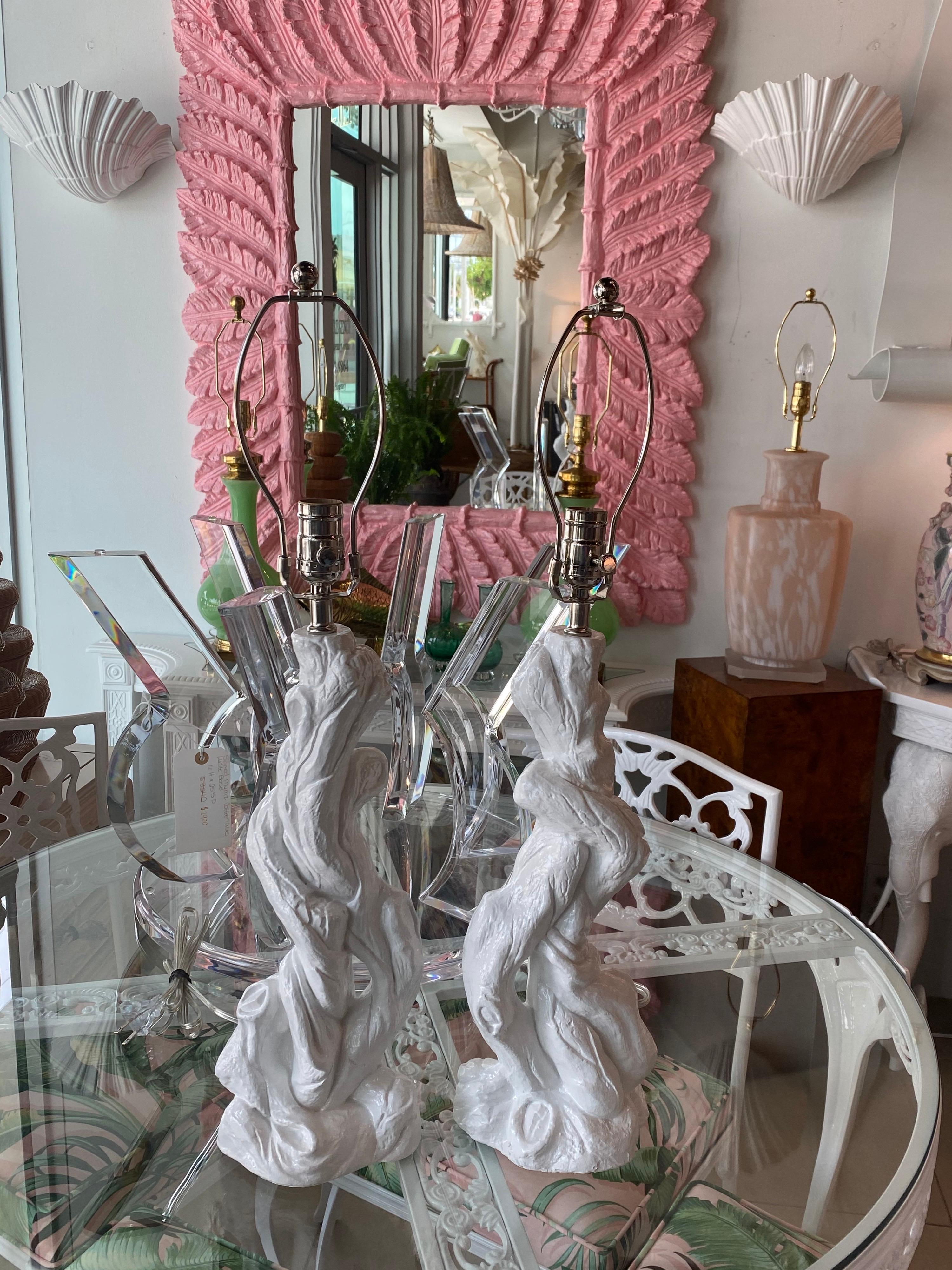 Hollywood Regency Paire de lampes de table de plage vintage en plâtre laqué blanc et faux bois flotté Faux Bois en vente