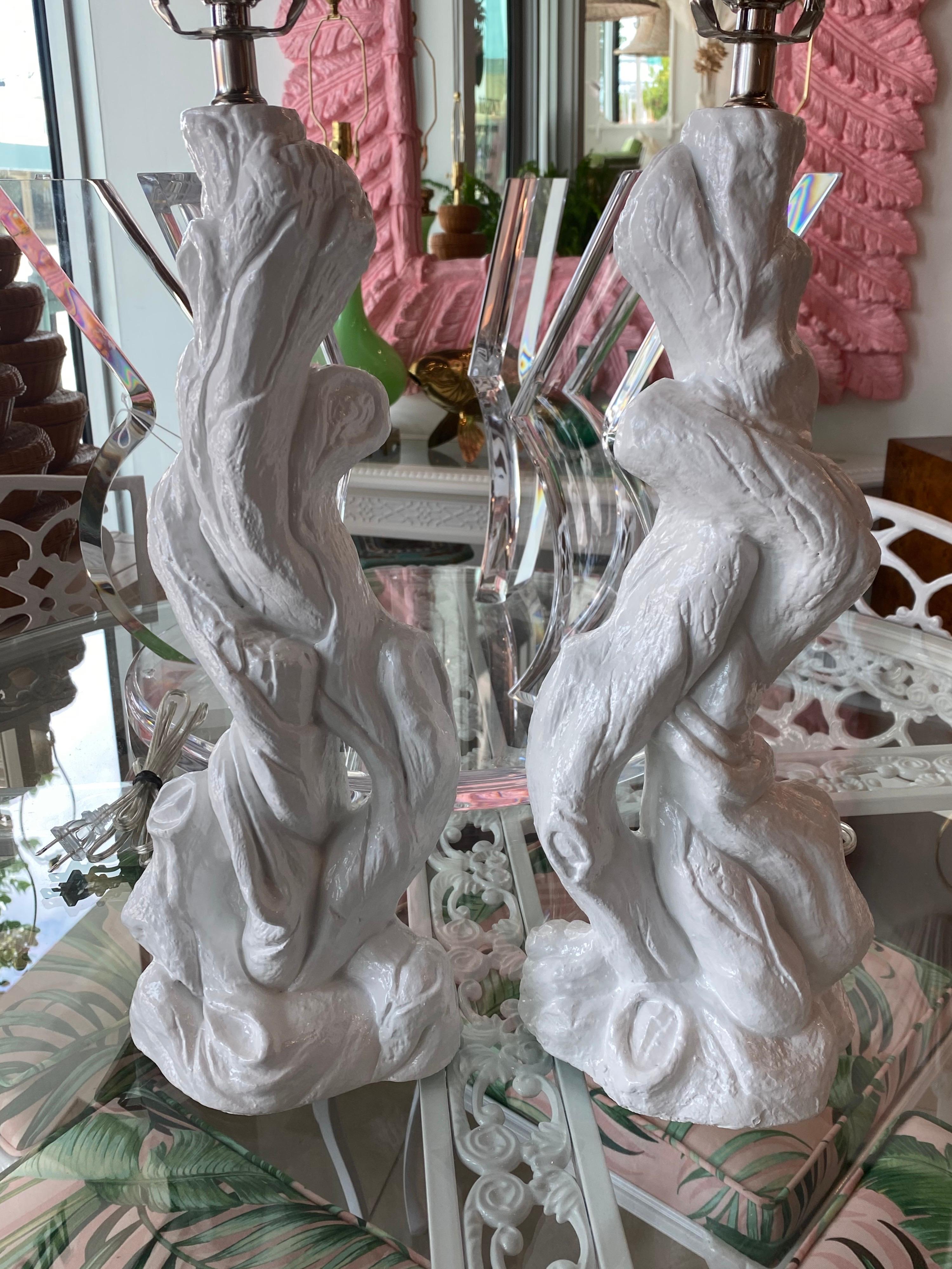Américain Paire de lampes de table de plage vintage en plâtre laqué blanc et faux bois flotté Faux Bois en vente