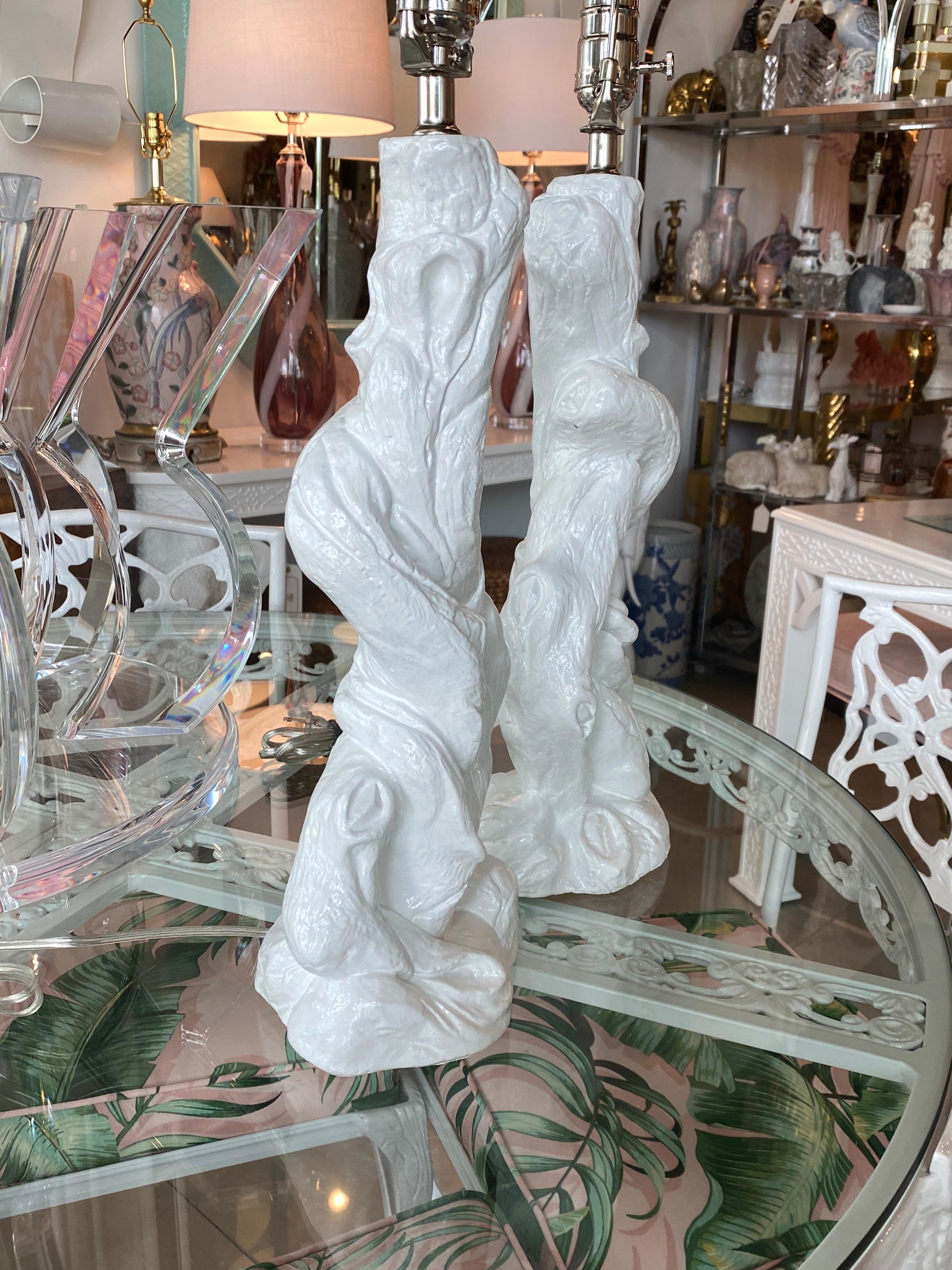 Nickel Paire de lampes de table de plage vintage en plâtre laqué blanc et faux bois flotté Faux Bois en vente
