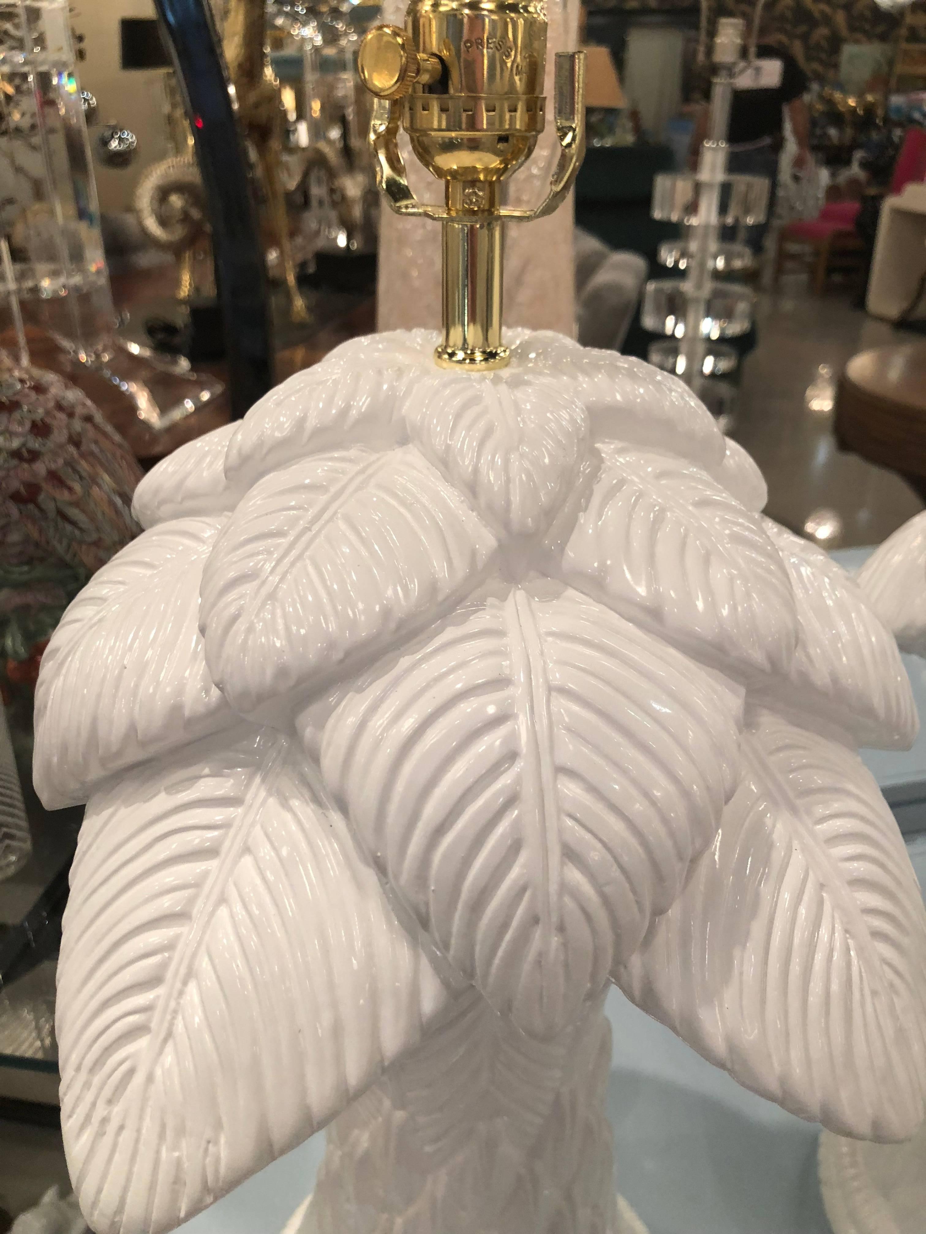 Vintage Pair of Plaster Palm Tree Frond Leaves Table Lamps White Lacquered Brass In Excellent Condition In West Palm Beach, FL