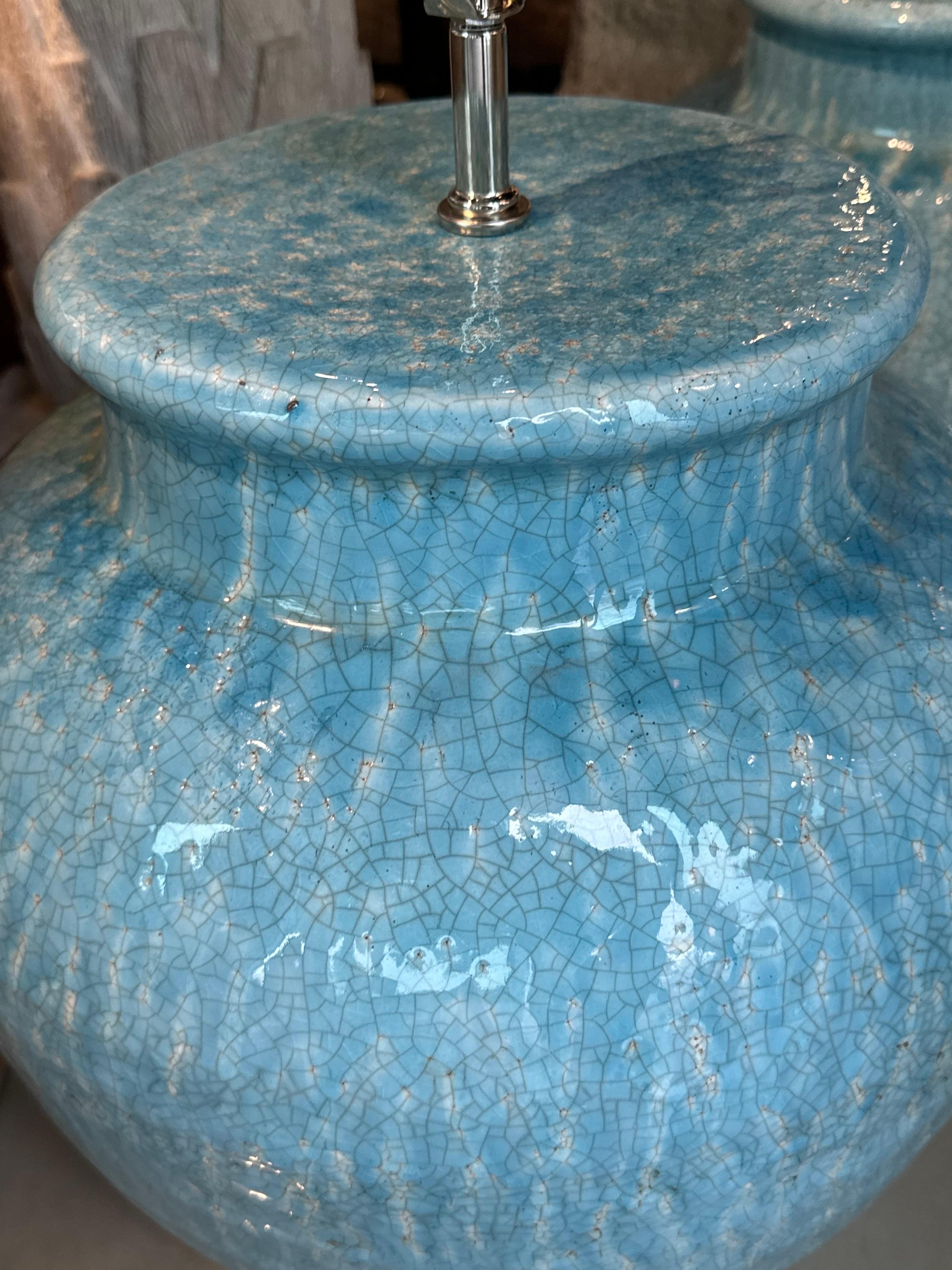 Paire de lampes de bureau vintage en terre cuite à glaçure craquelée turquoise nouvellement câblée en vente 5
