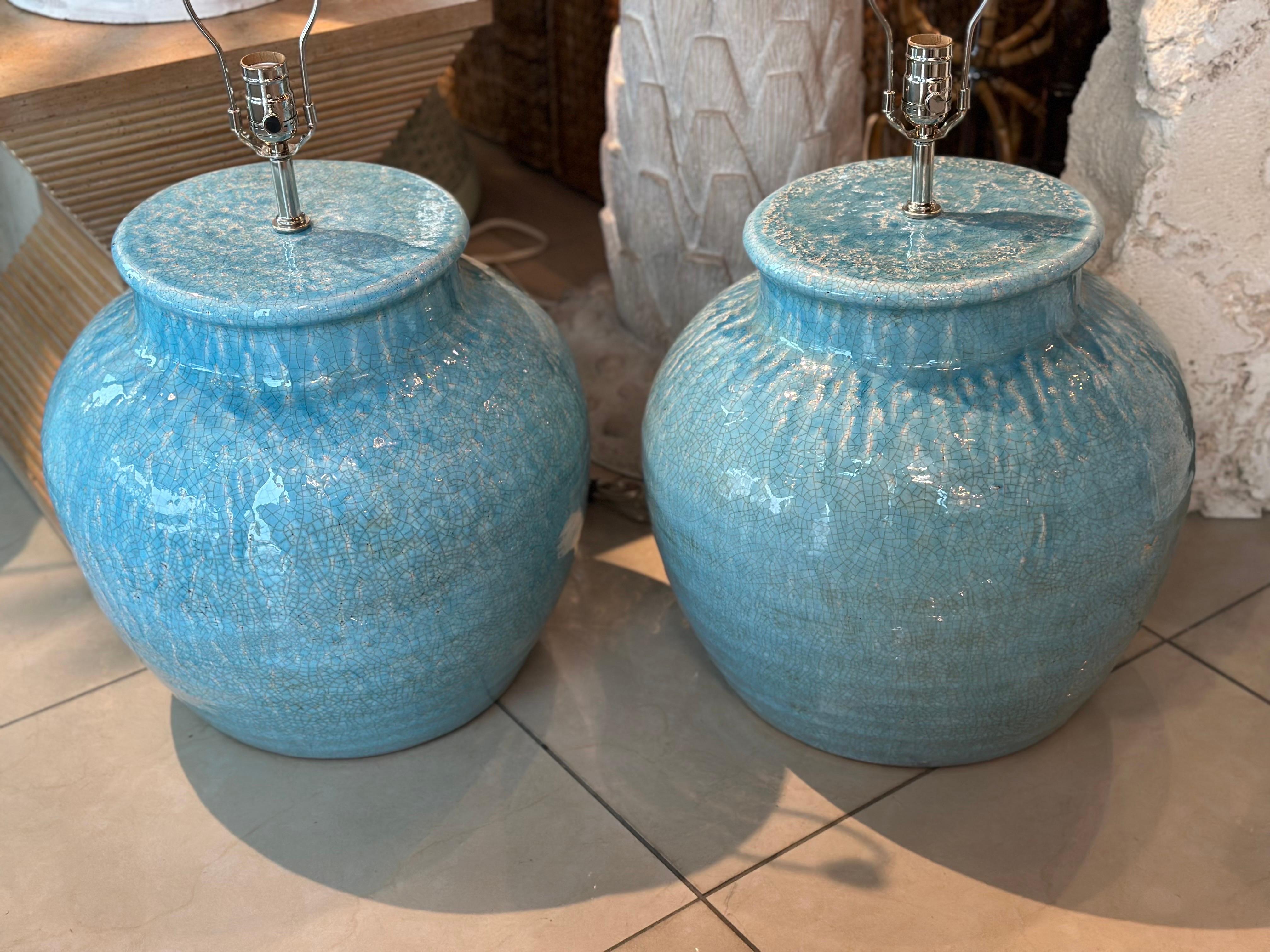 Paire de lampes de bureau vintage en terre cuite à glaçure craquelée turquoise nouvellement câblée en vente 9