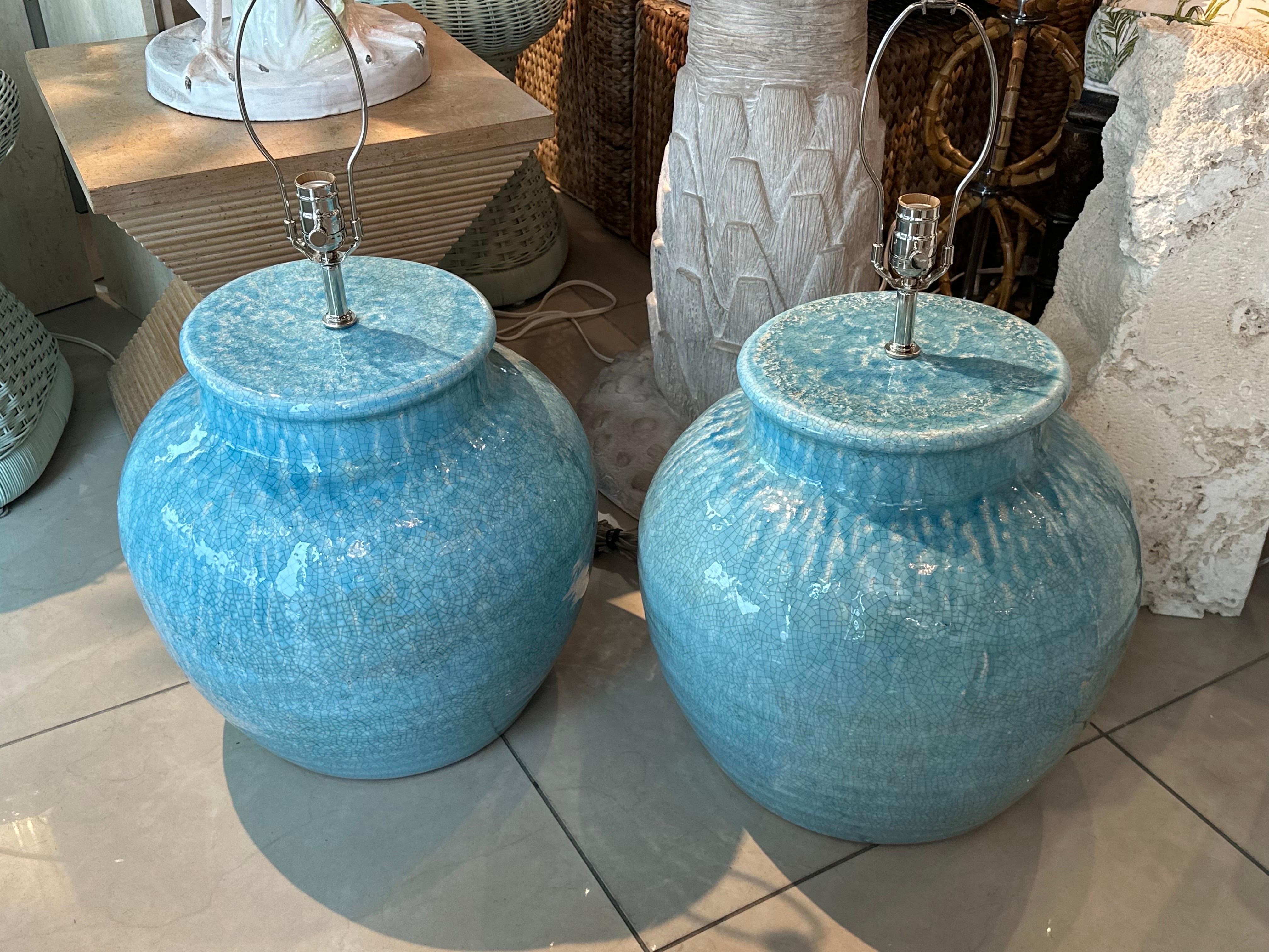 Vintage grande paire de terre cuite émaillée finition porcelaine craquelée dans une belle couleur bleu aqua turquoise. Pas d'ébréchures ni de cassures. Ils ont été nouvellement câblés avec des cordons clairs, des prises à 3 voies, des ferrures en