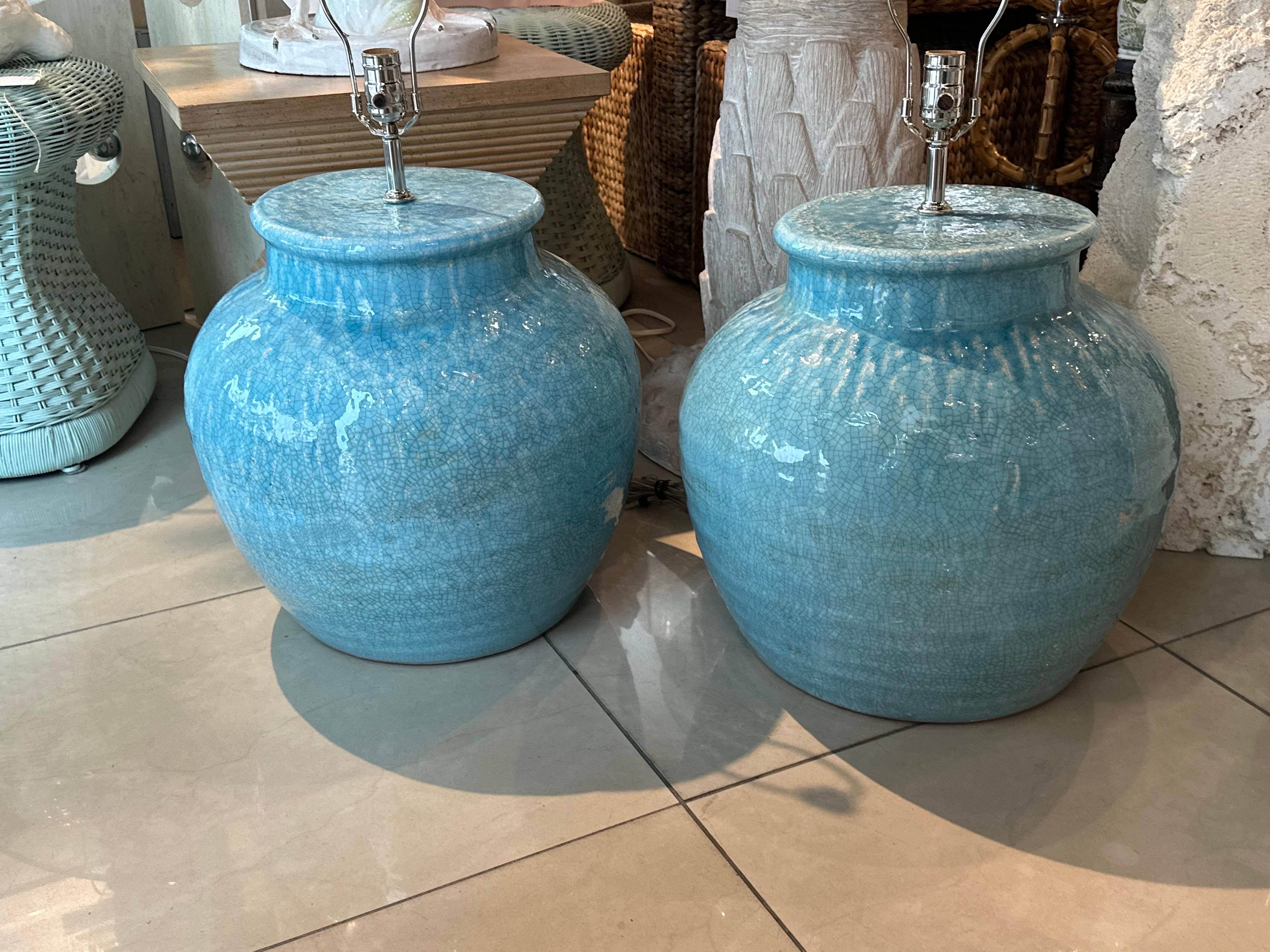 Mid-Century Modern Paire de lampes de bureau vintage en terre cuite à glaçure craquelée turquoise nouvellement câblée en vente