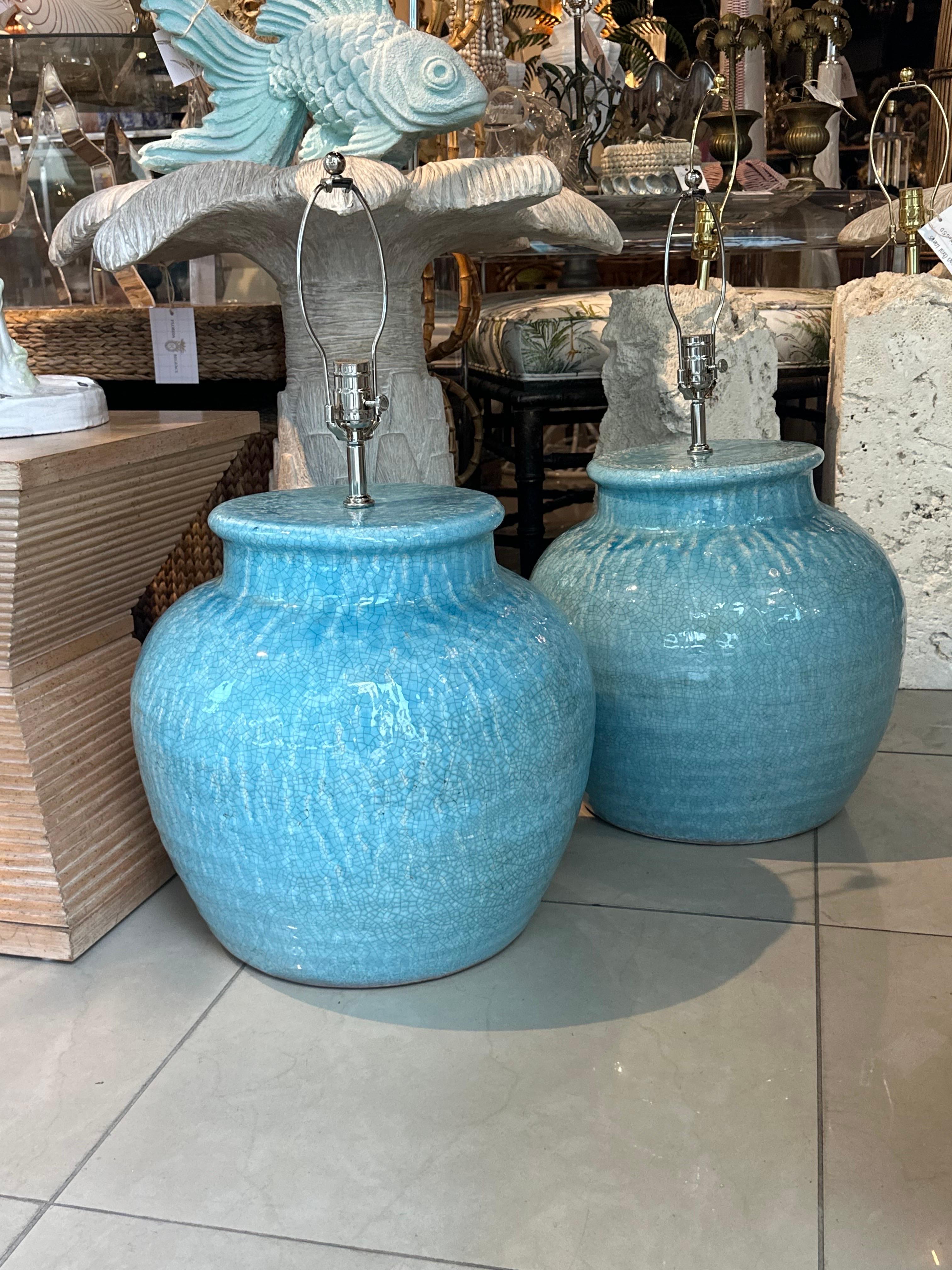Paire de lampes de bureau vintage en terre cuite à glaçure craquelée turquoise nouvellement câblée Bon état - En vente à West Palm Beach, FL