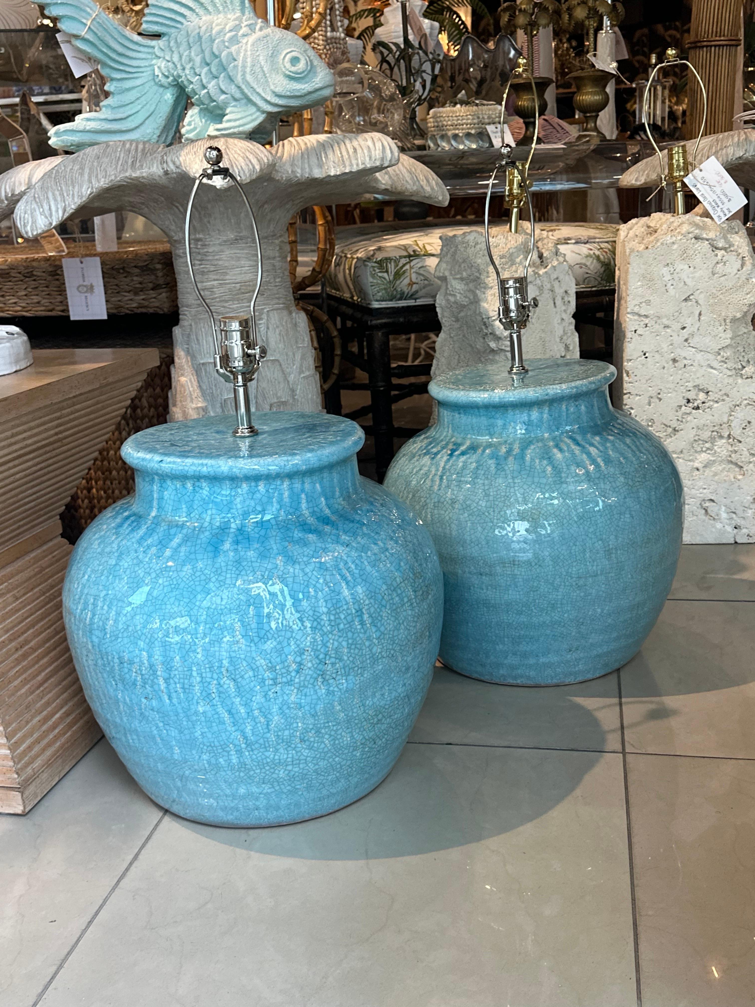Fin du 20e siècle Paire de lampes de bureau vintage en terre cuite à glaçure craquelée turquoise nouvellement câblée en vente