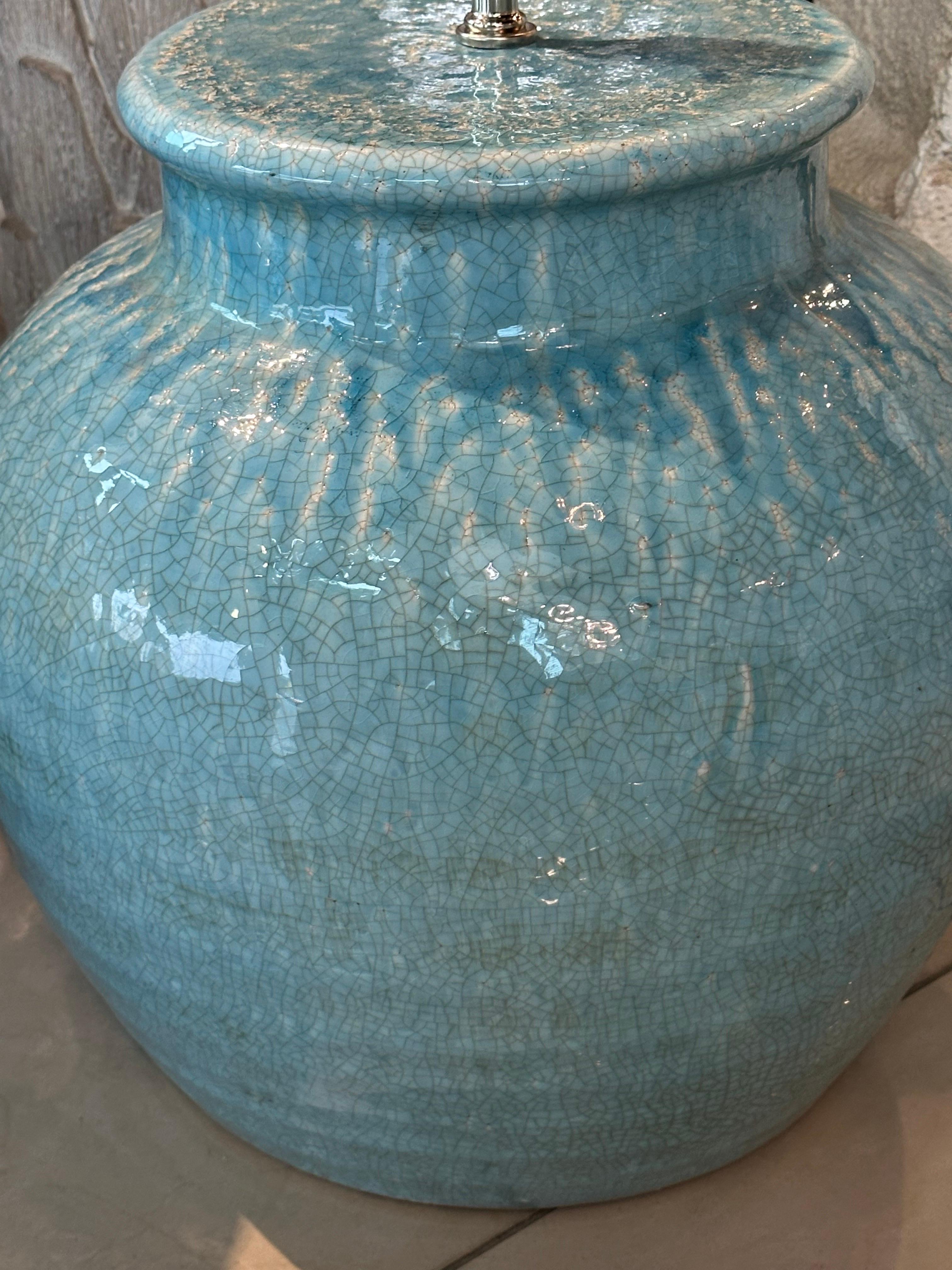 Paire de lampes de bureau vintage en terre cuite à glaçure craquelée turquoise nouvellement câblée en vente 2