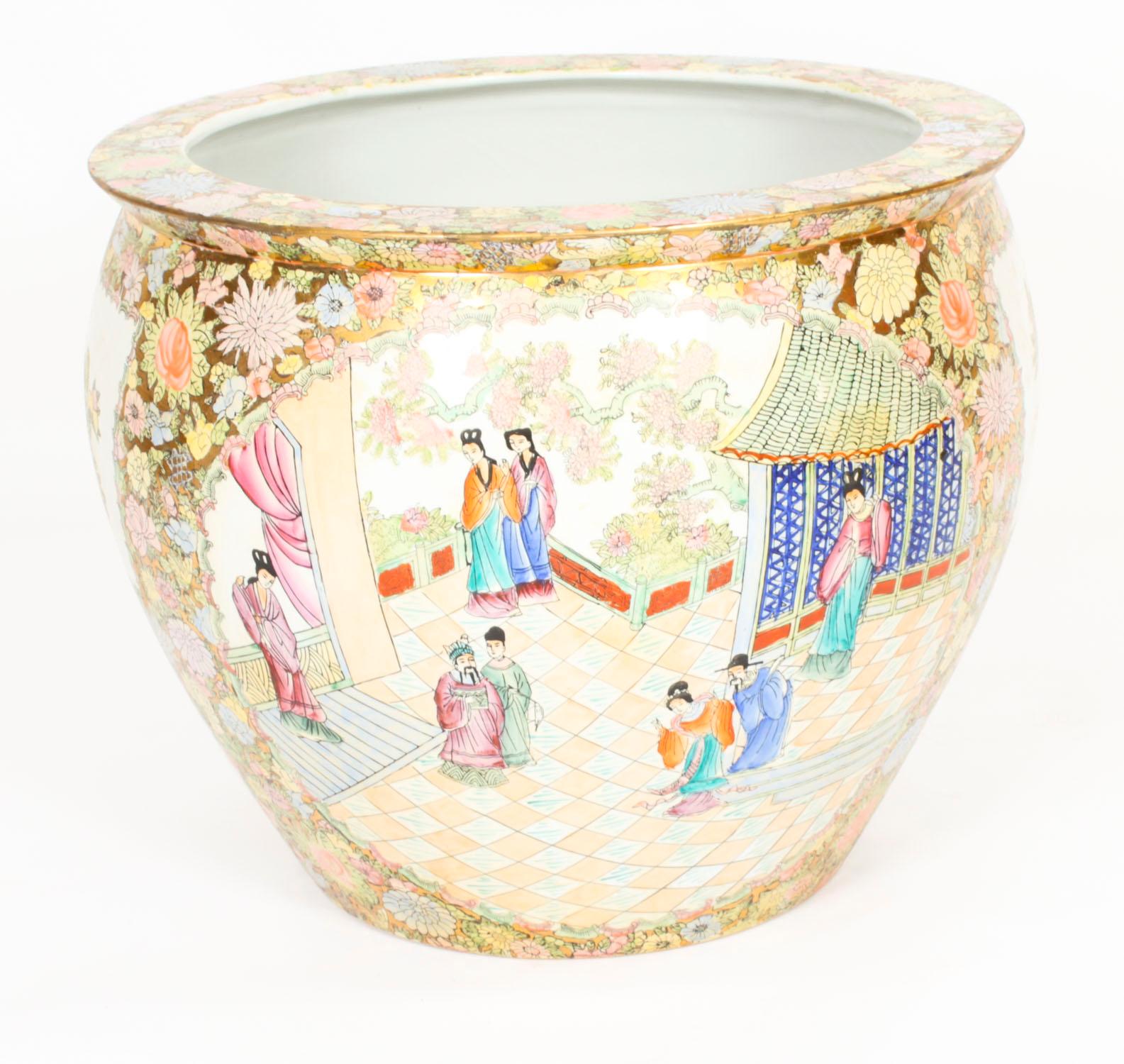 Paire de vases chinois de la dynastie Qing Canton FAMILLE ROSE sur Stand en vente 6