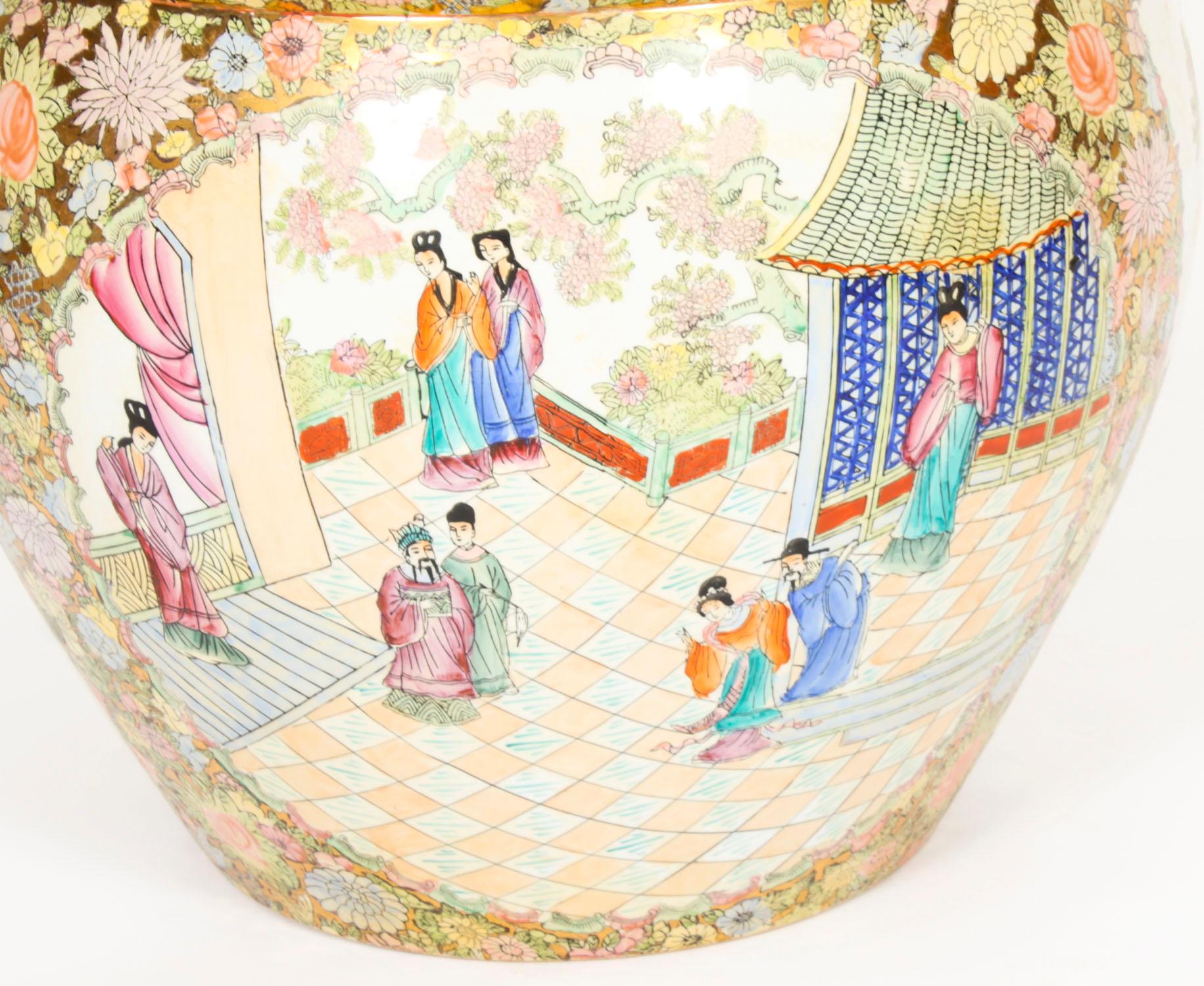 Paire de vases chinois de la dynastie Qing Canton FAMILLE ROSE sur Stand en vente 7