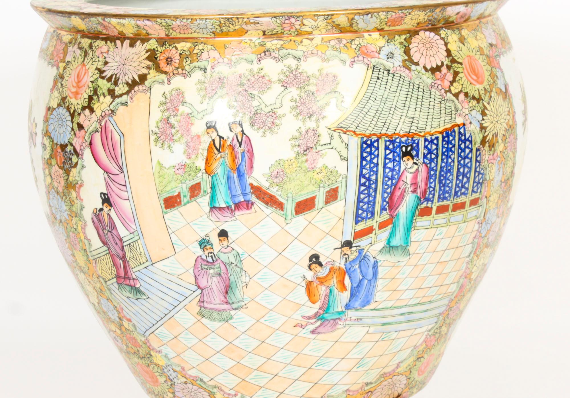 Paire de vases chinois de la dynastie Qing Canton FAMILLE ROSE sur Stand Bon état - En vente à London, GB