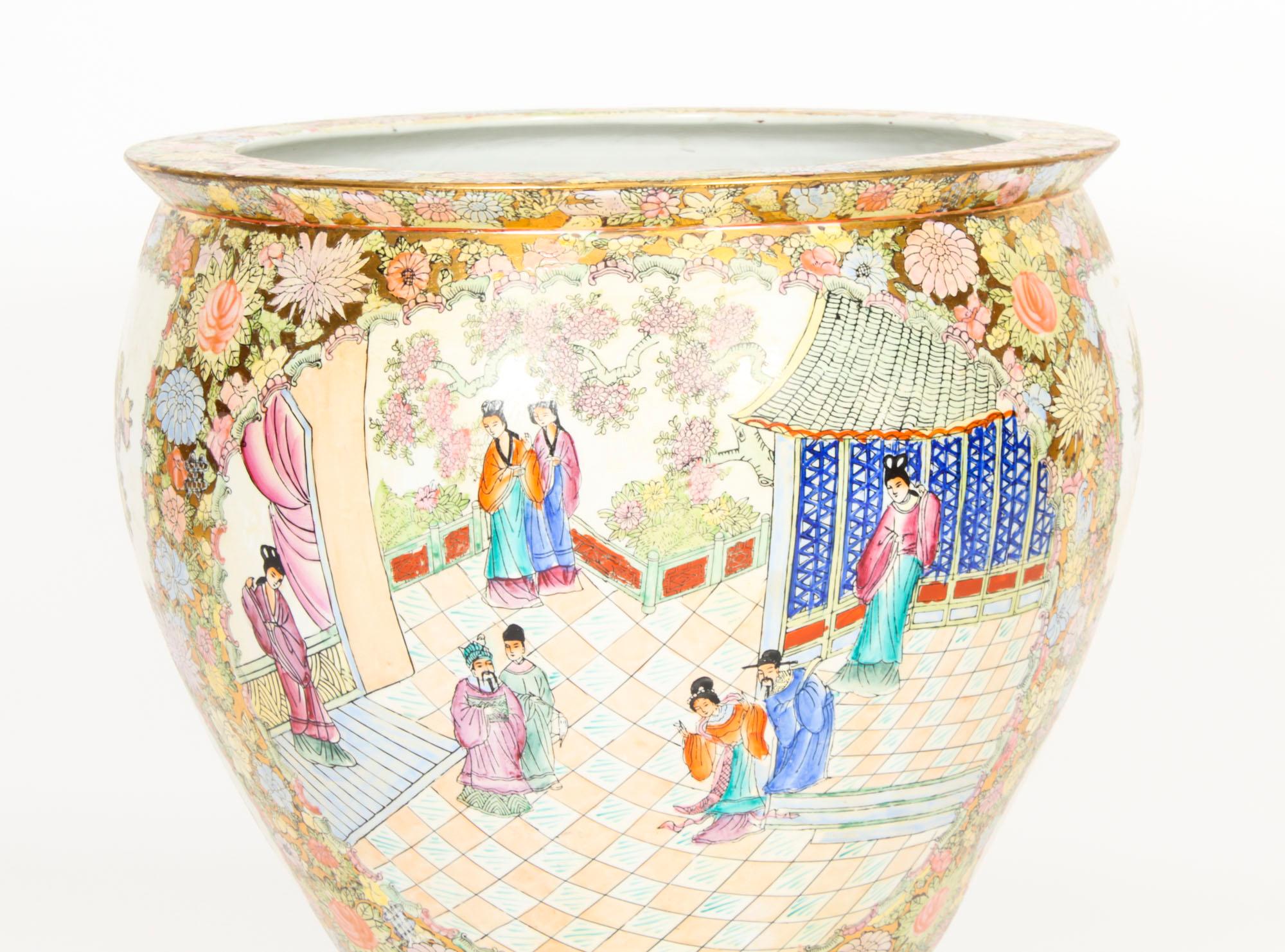 20ième siècle Paire de vases chinois de la dynastie Qing Canton FAMILLE ROSE sur Stand en vente