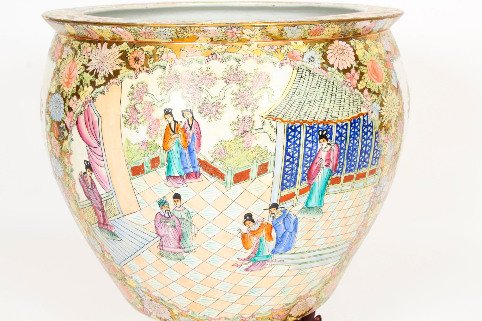 Porcelaine Paire de vases chinois de la dynastie Qing Canton FAMILLE ROSE sur Stand en vente