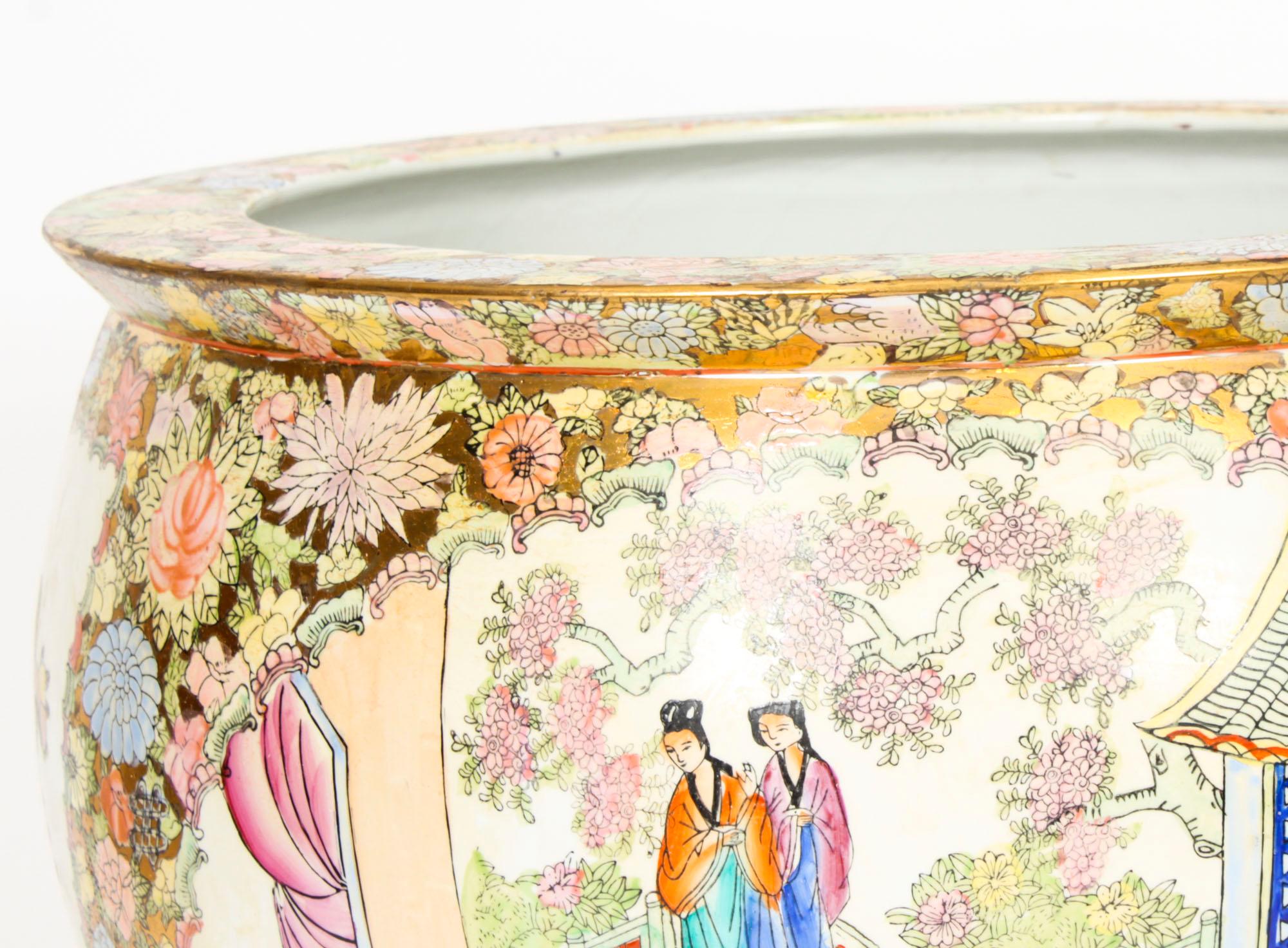Paire de vases chinois de la dynastie Qing Canton FAMILLE ROSE sur Stand en vente 1