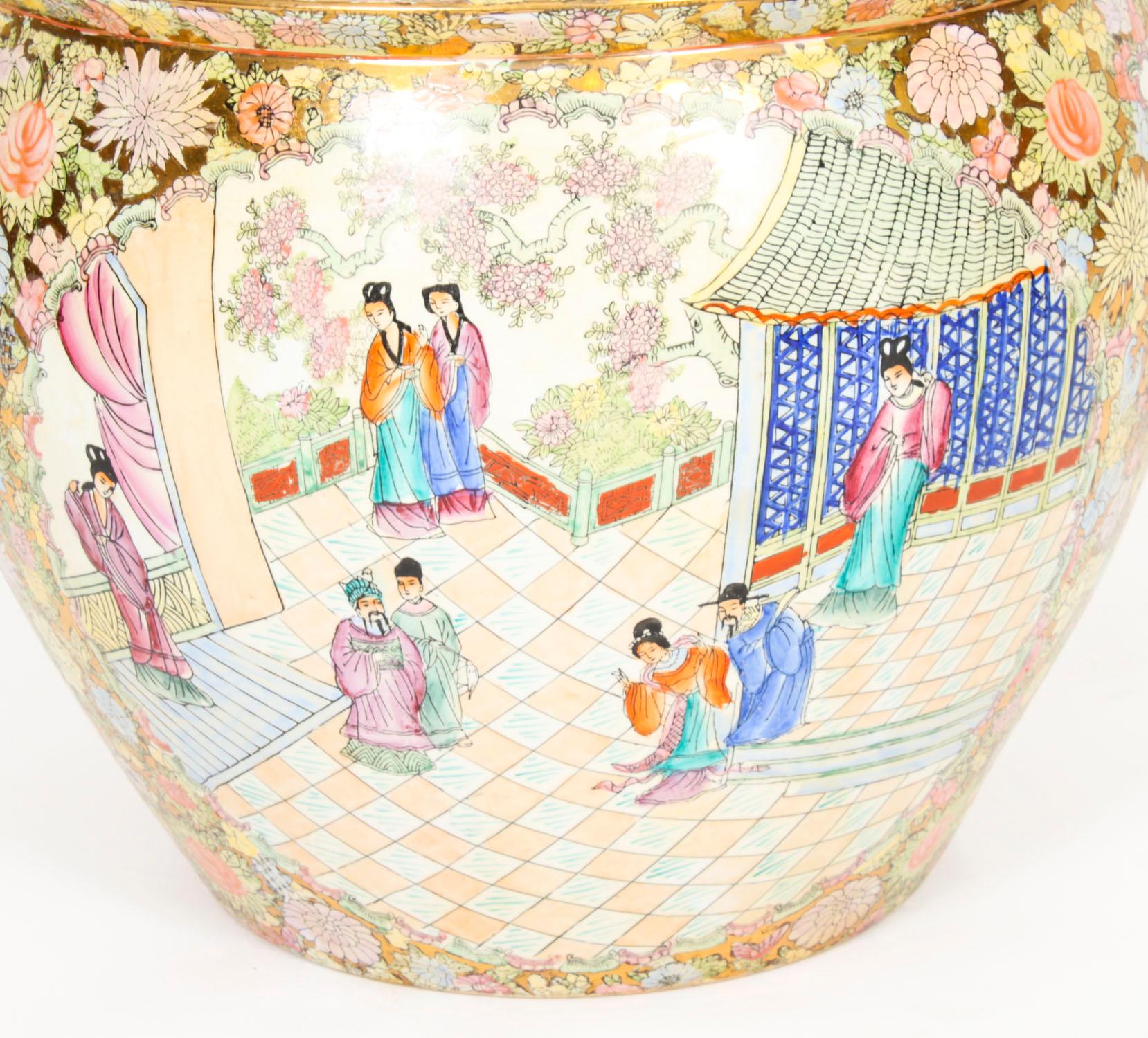 Paire de vases chinois de la dynastie Qing Canton FAMILLE ROSE sur Stand en vente 3