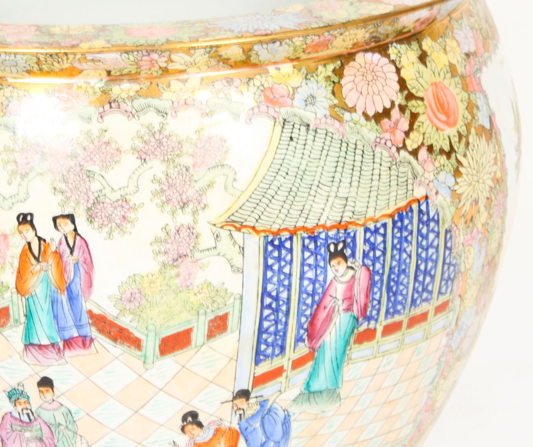 Paire de vases chinois de la dynastie Qing Canton FAMILLE ROSE sur Stand en vente 4
