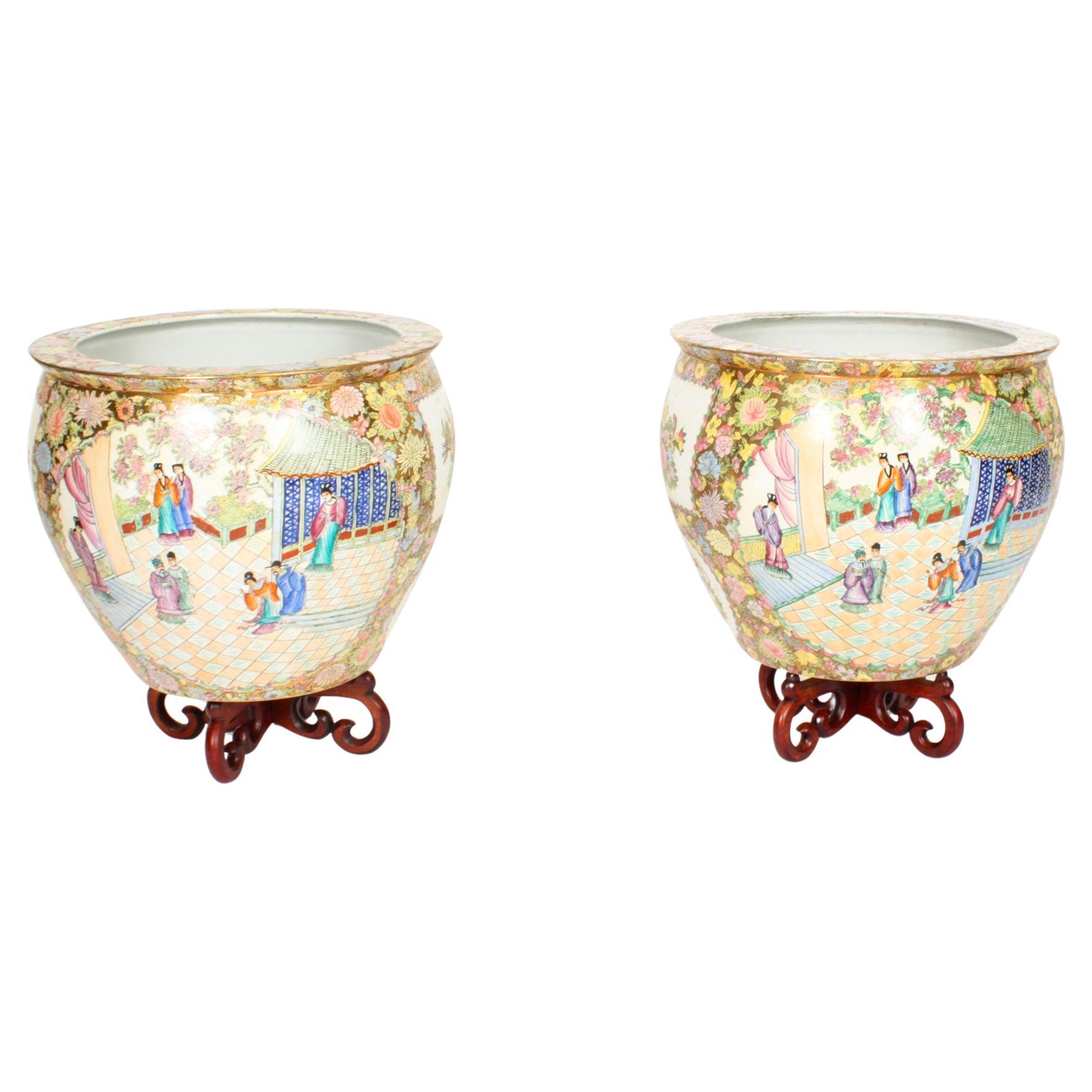 Paire de vases chinois de la dynastie Qing Canton FAMILLE ROSE sur Stand en vente