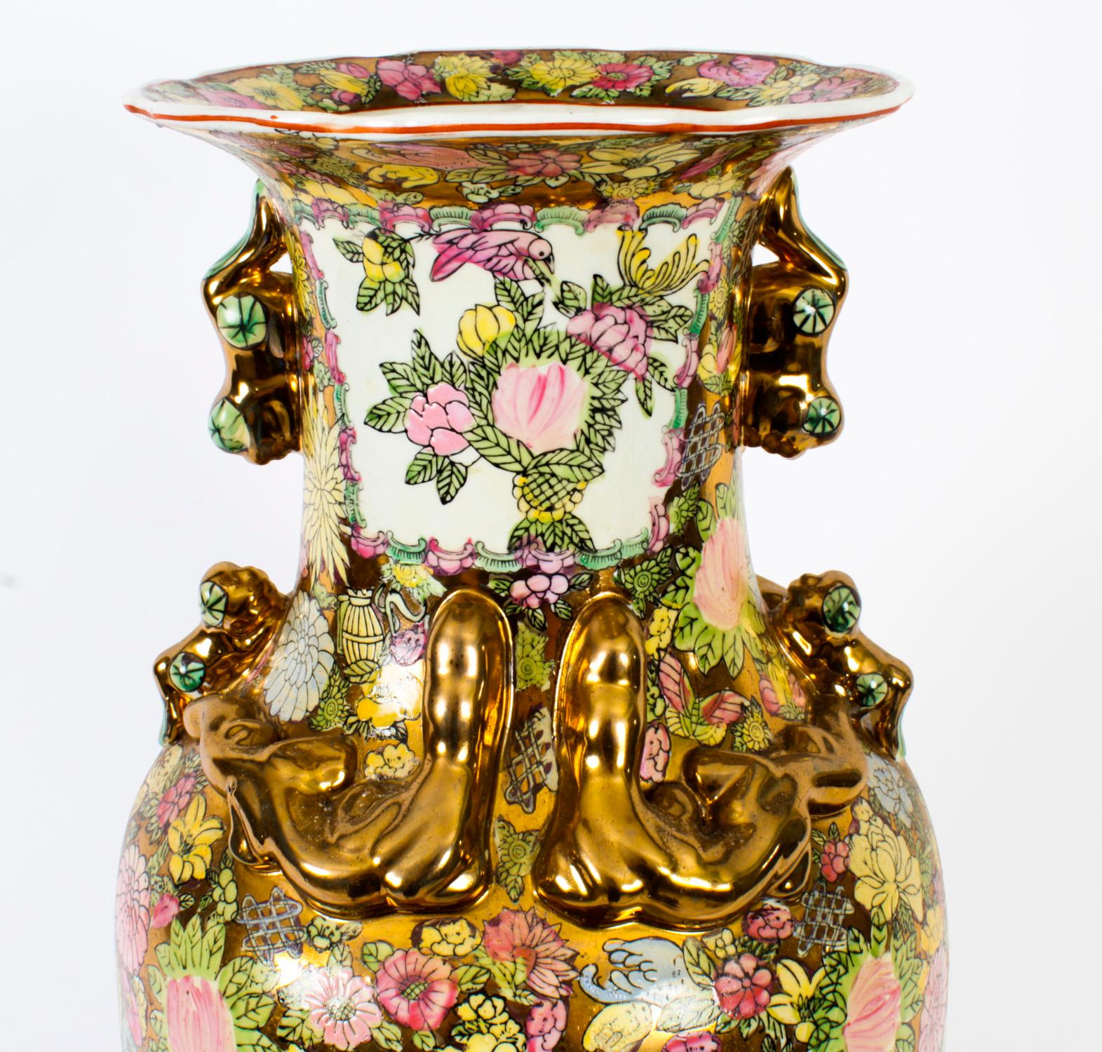 Paire de vases chinois vintage Famille Rose de style dynastie Qing de Canton, 20ème siècle en vente 7