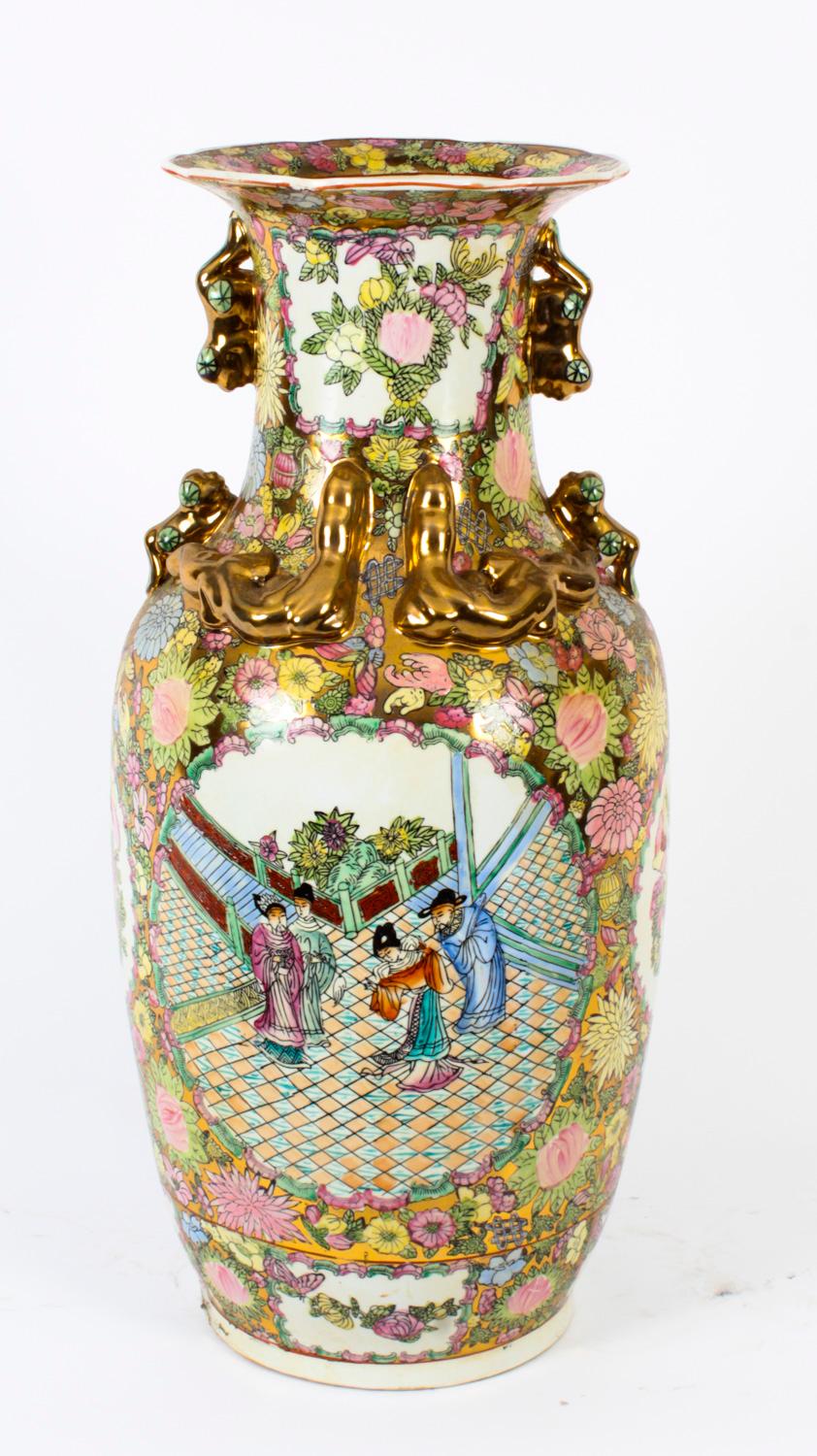Une belle paire de grands vases en porcelaine peints à la main dans le style famille rose de la dynastie chinoise Qing, datant du milieu du 20e siècle.

Les vases comportent deux panneaux représentant des personnages en costumes traditionnels