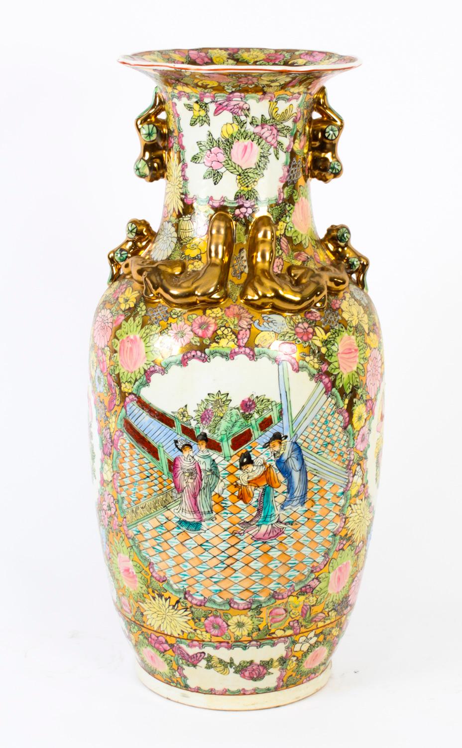 Paar chinesische Famille-Rose-Vasen im Qing-Dynastie-Stil, Vintage, 20. Jahrhundert, Paar im Zustand „Gut“ im Angebot in London, GB
