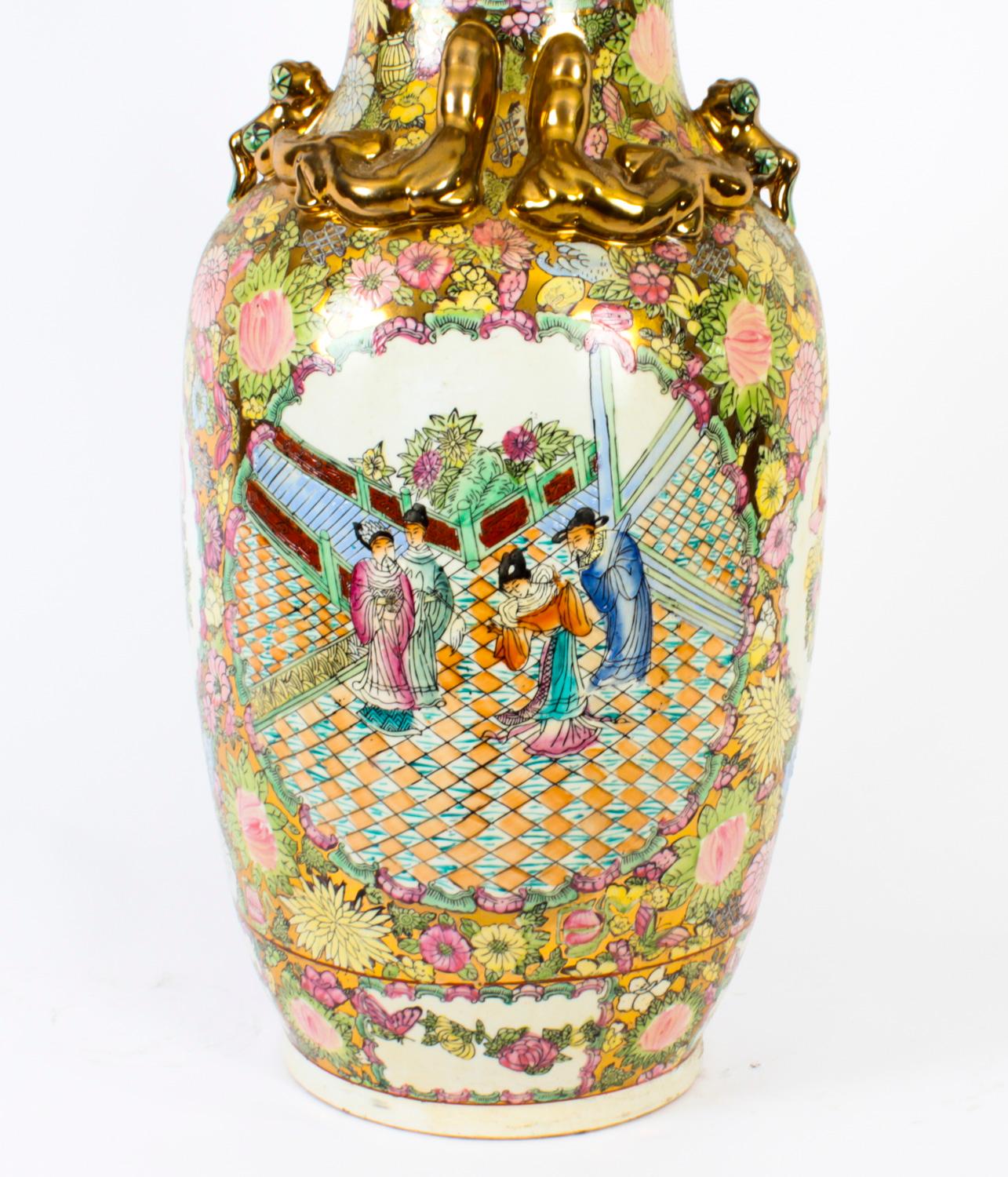 Milieu du XXe siècle Paire de vases chinois vintage Famille Rose de style dynastie Qing de Canton, 20ème siècle en vente