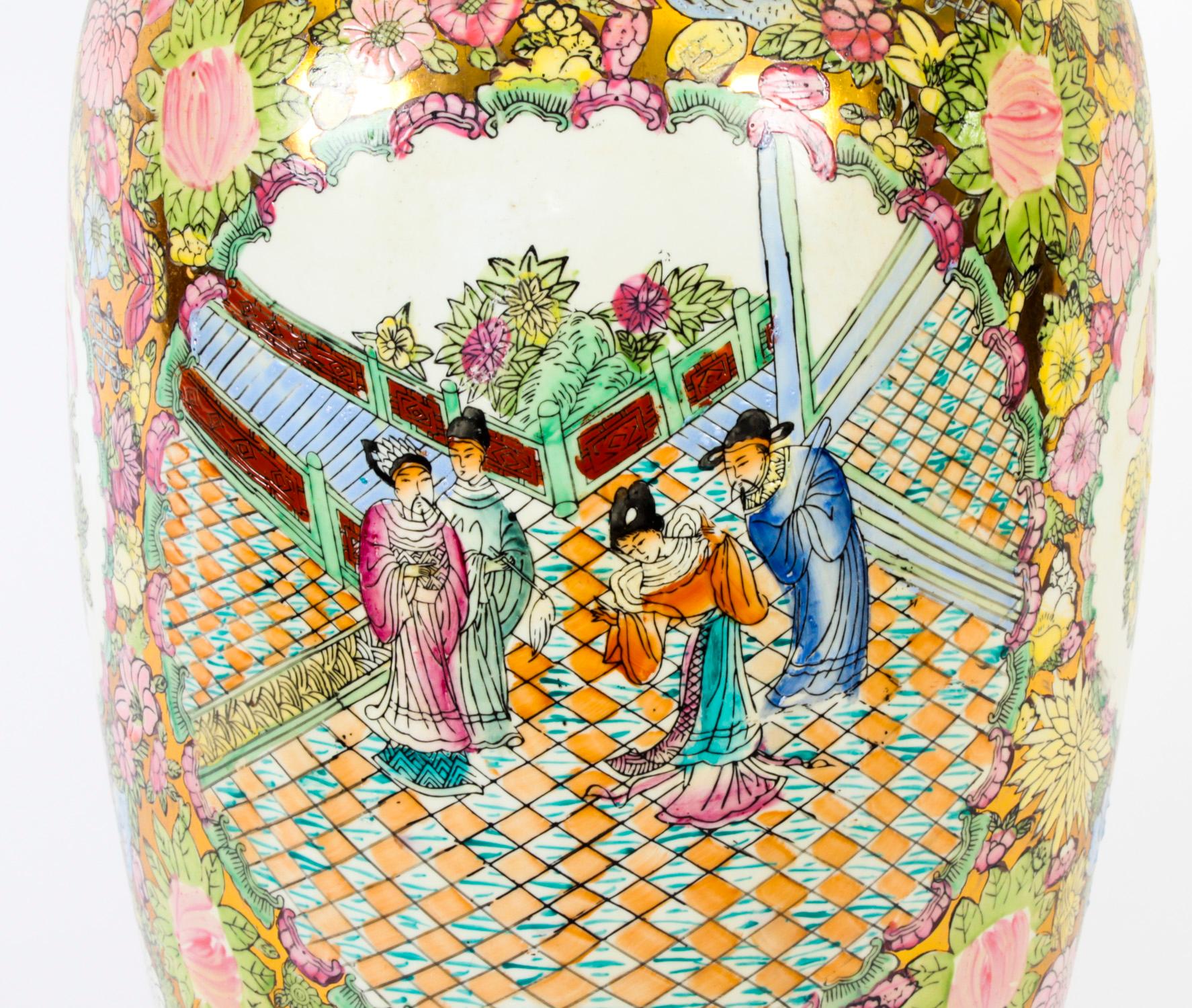 Porcelaine Paire de vases chinois vintage Famille Rose de style dynastie Qing de Canton, 20ème siècle en vente