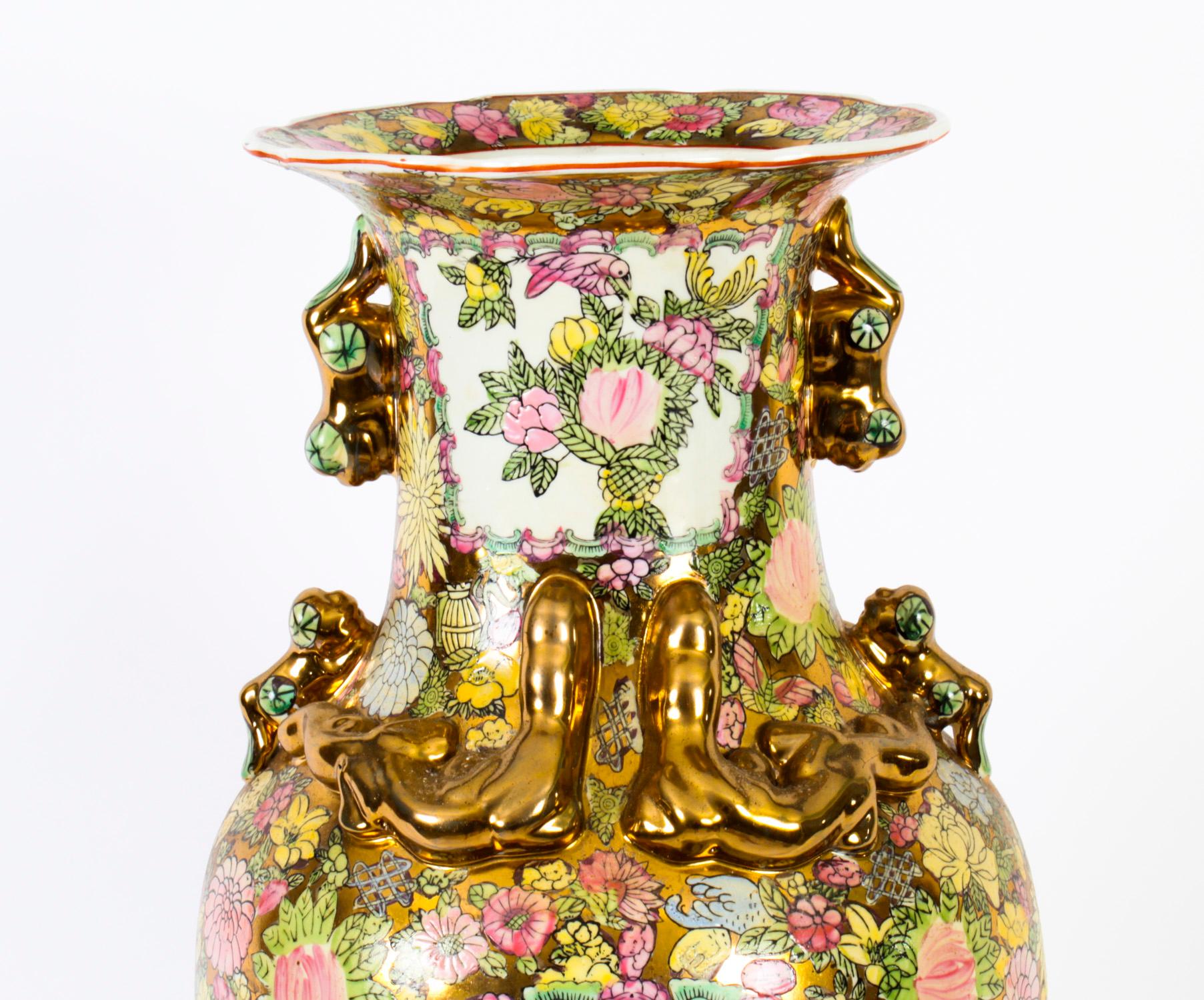Paar chinesische Famille-Rose-Vasen im Qing-Dynastie-Stil, Vintage, 20. Jahrhundert, Paar im Angebot 1