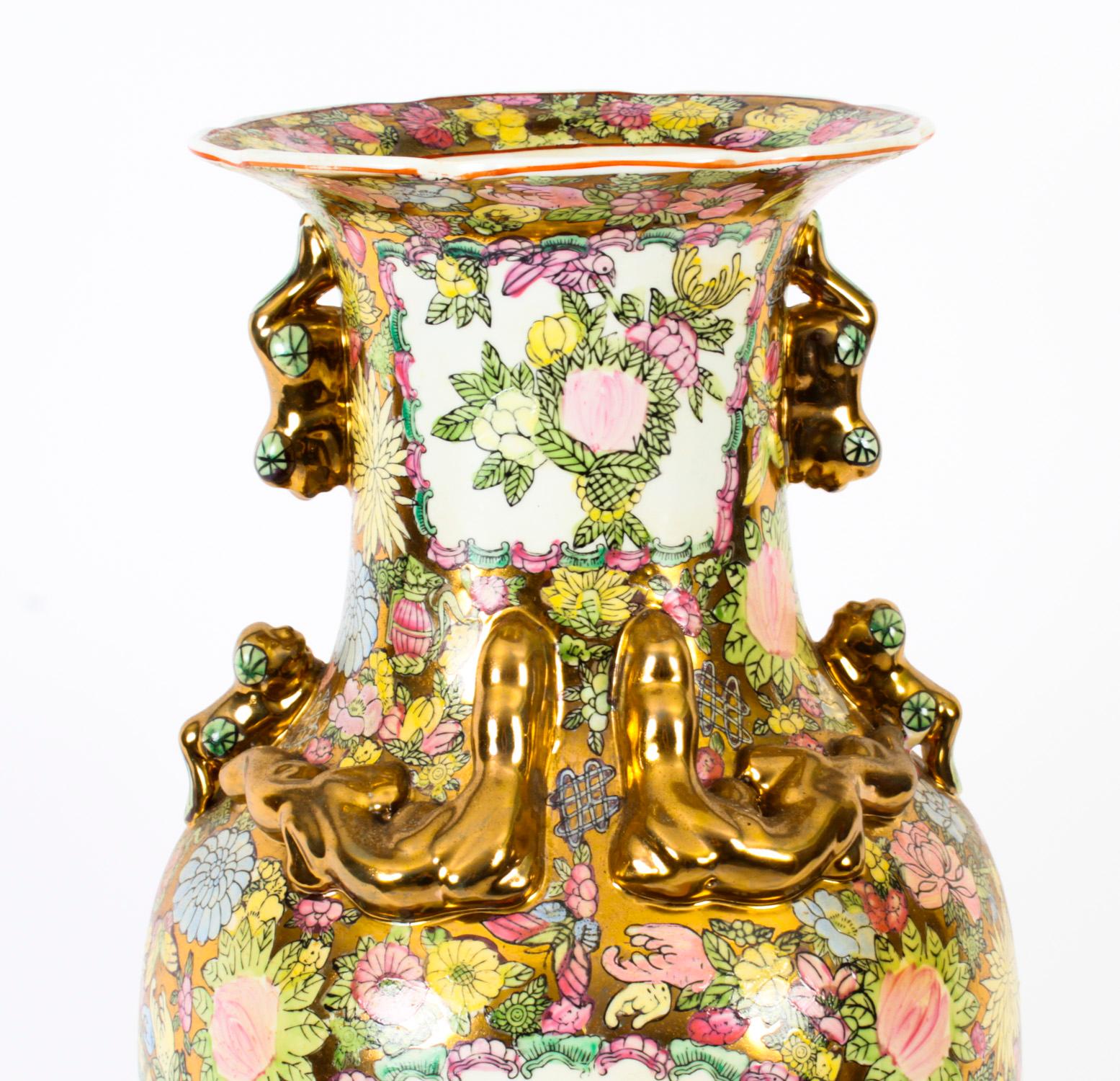 Paire de vases chinois vintage Famille Rose de style dynastie Qing de Canton, 20ème siècle en vente 2