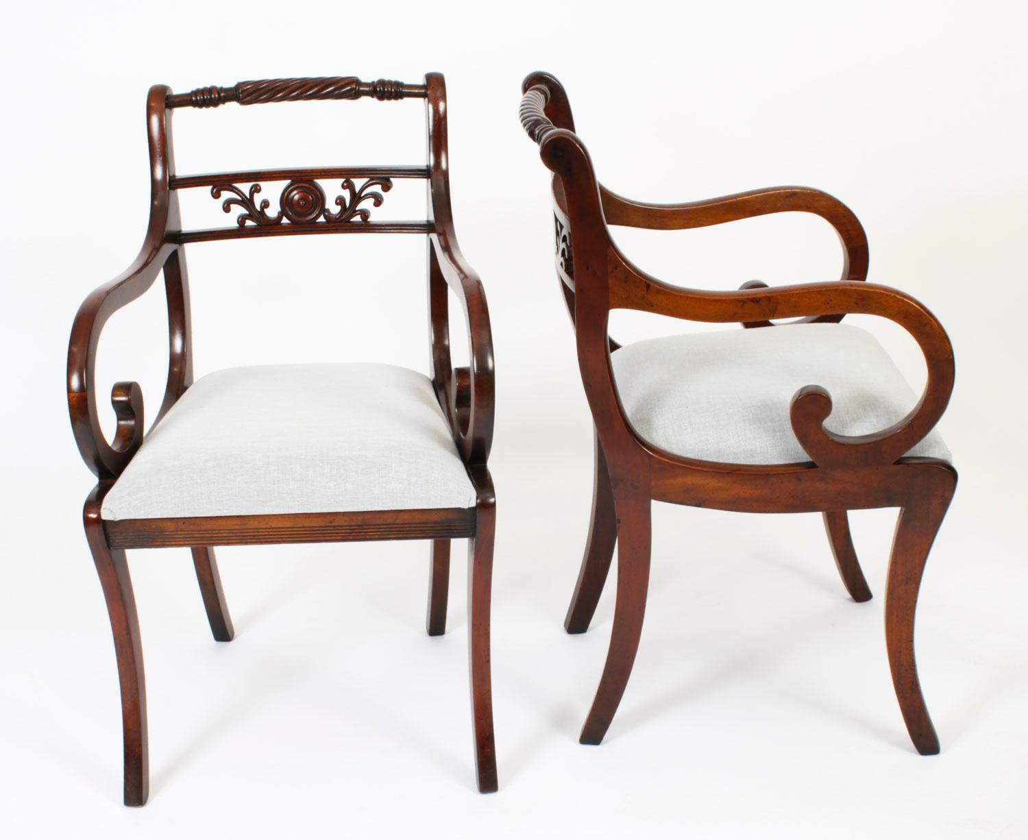 Une paire de fauteuils Regency Revival Vintage absolument fantastique datant de la seconde moitié du siècle dernier.  20ème siècle.

Ces chaises ont été fabriquées de main de maître dans un magnifique acajou massif flammé. La finition et l'attention