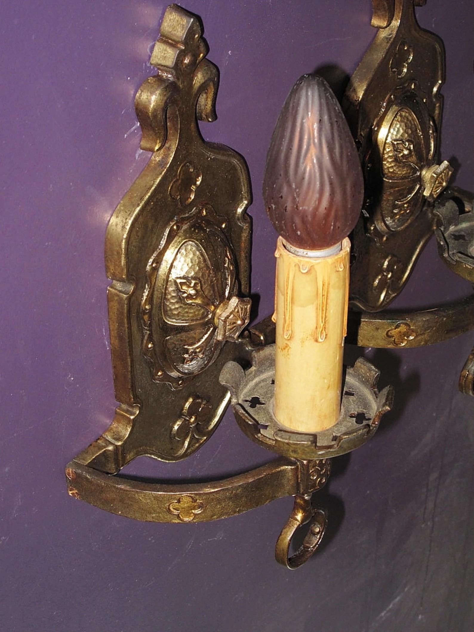 Nur zwei Paare verfügbar.
Lion Lighting Mfg. Co. ist dafür bekannt, dass sie im ersten Viertel des 20. Jahrhunderts hochwertige Vintage- und antike Leuchten und Lampen hergestellt hat; diese Vintage-Exemplare sind keine Ausnahme. Sie sind aus