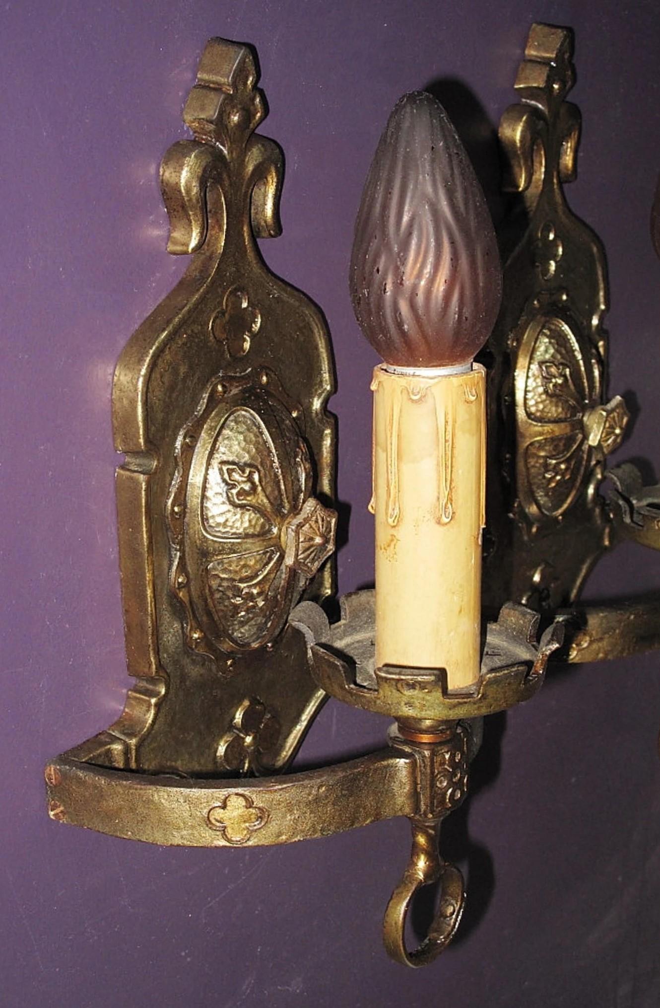 Vintage Pair Revival / Heraldic Brass Wall Sconce Lights c.1925 (Tudor) im Angebot