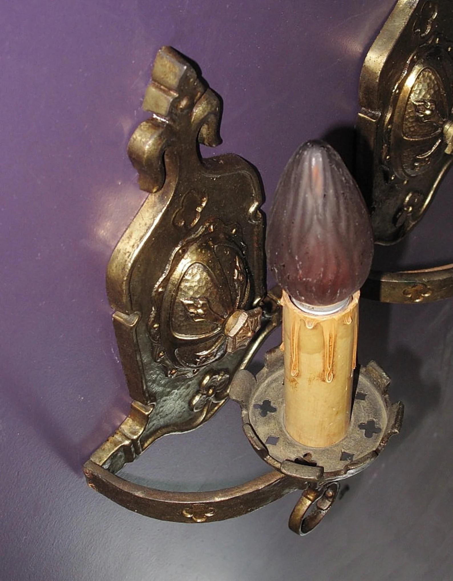 Vintage Pair Revival / Heraldic Brass Wall Sconce Lights c.1925 (amerikanisch) im Angebot