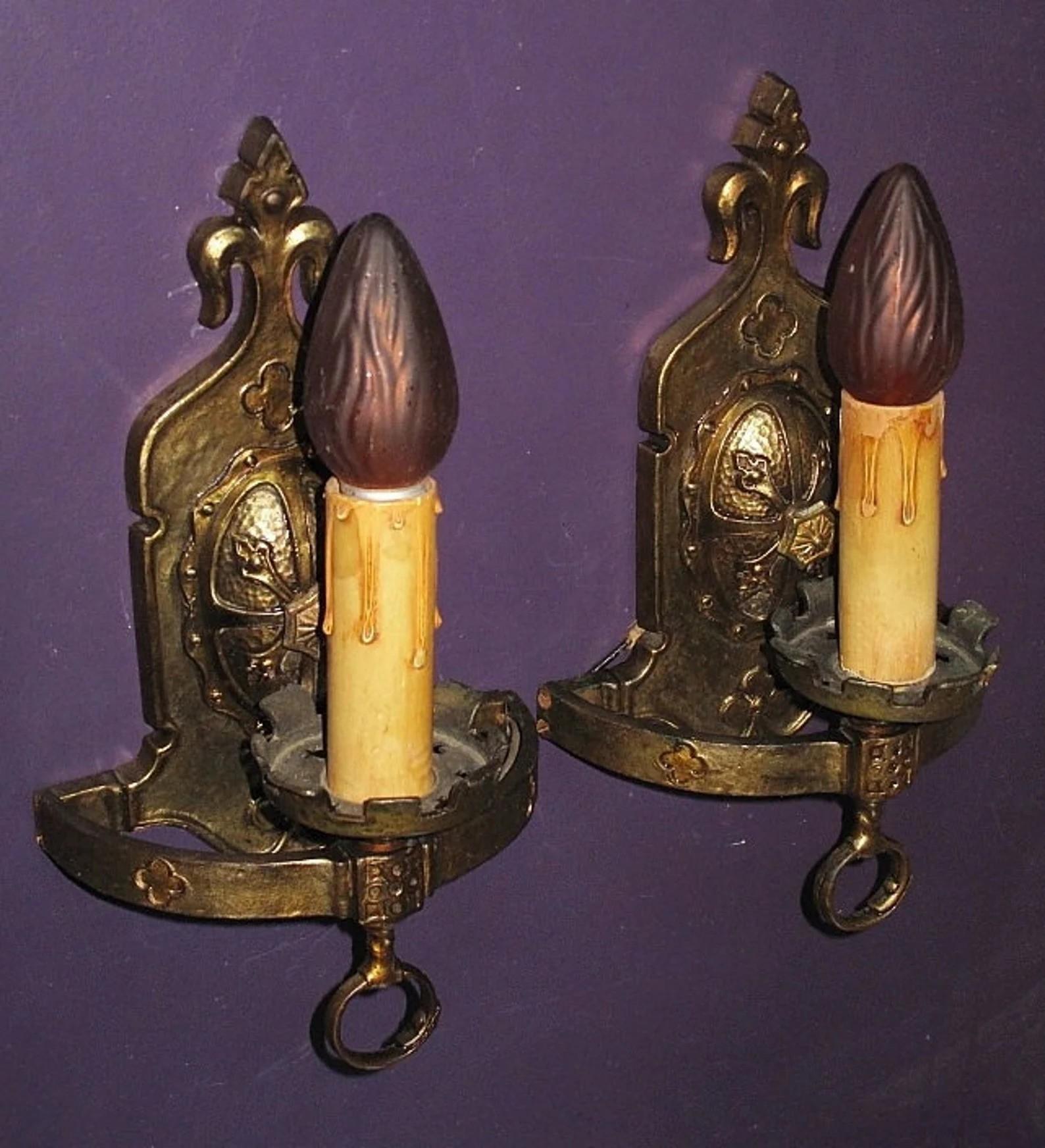 Vintage Pair Revival / Heraldic Brass Wall Sconce Lights c.1925 (Patiniert) im Angebot