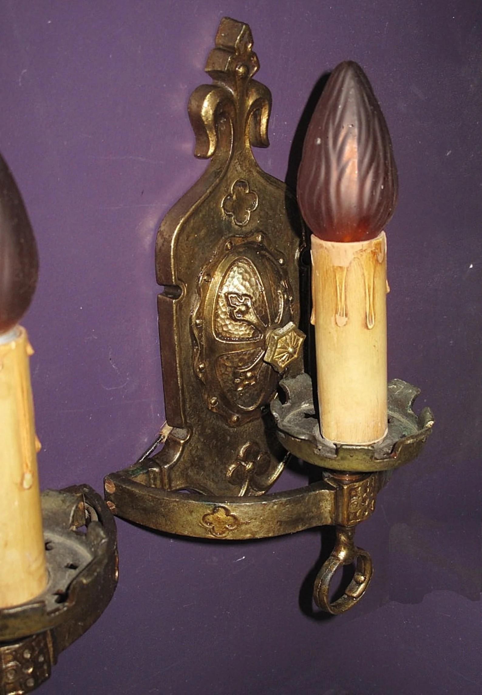 Vintage Pair Revival / Heraldic Brass Wall Sconce Lights c.1925 im Zustand „Gut“ im Angebot in Prescott, US