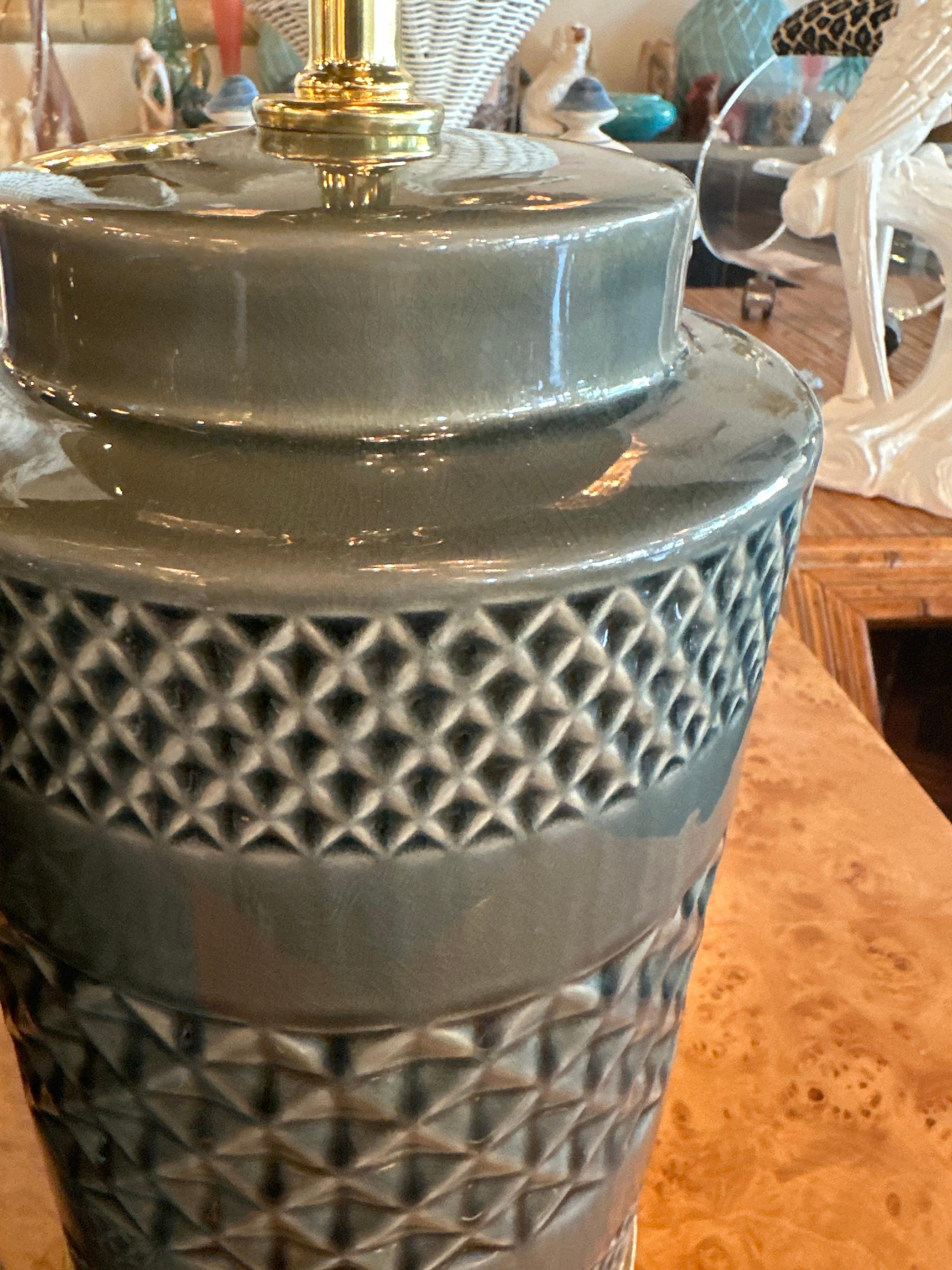 Vintage Pair Sage Grün Keramik Porzellan Ginger Jar Tischlampen Newly Wired  im Angebot 2