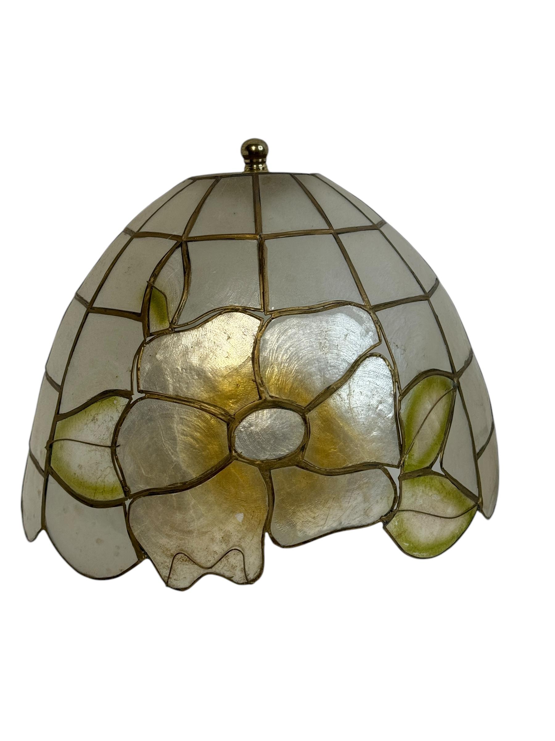 Paire de rares appliques en coquillage capiz des années 1960. La lumière des lampes apporte une grande atmosphère à chaque pièce. Fabriqué par Honsel Leuchten Allemagne et signé avec l'étiquette. Superbe pièce des années 1960 dans son état