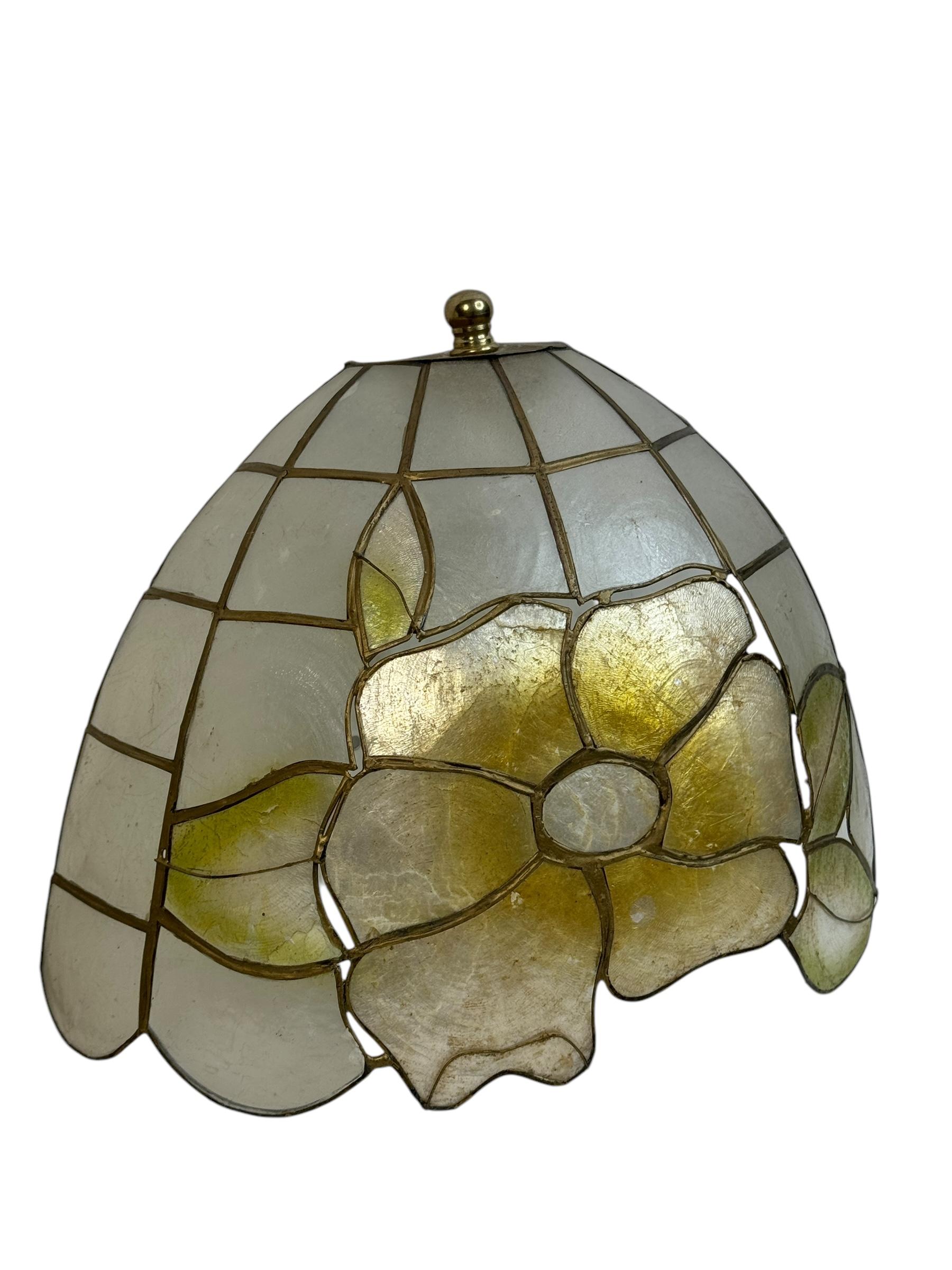 Allemand Paire d'appliques vintage Capiz coquillage et cadre en laiton Honsel Leuchten Allemagne années 1960 en vente