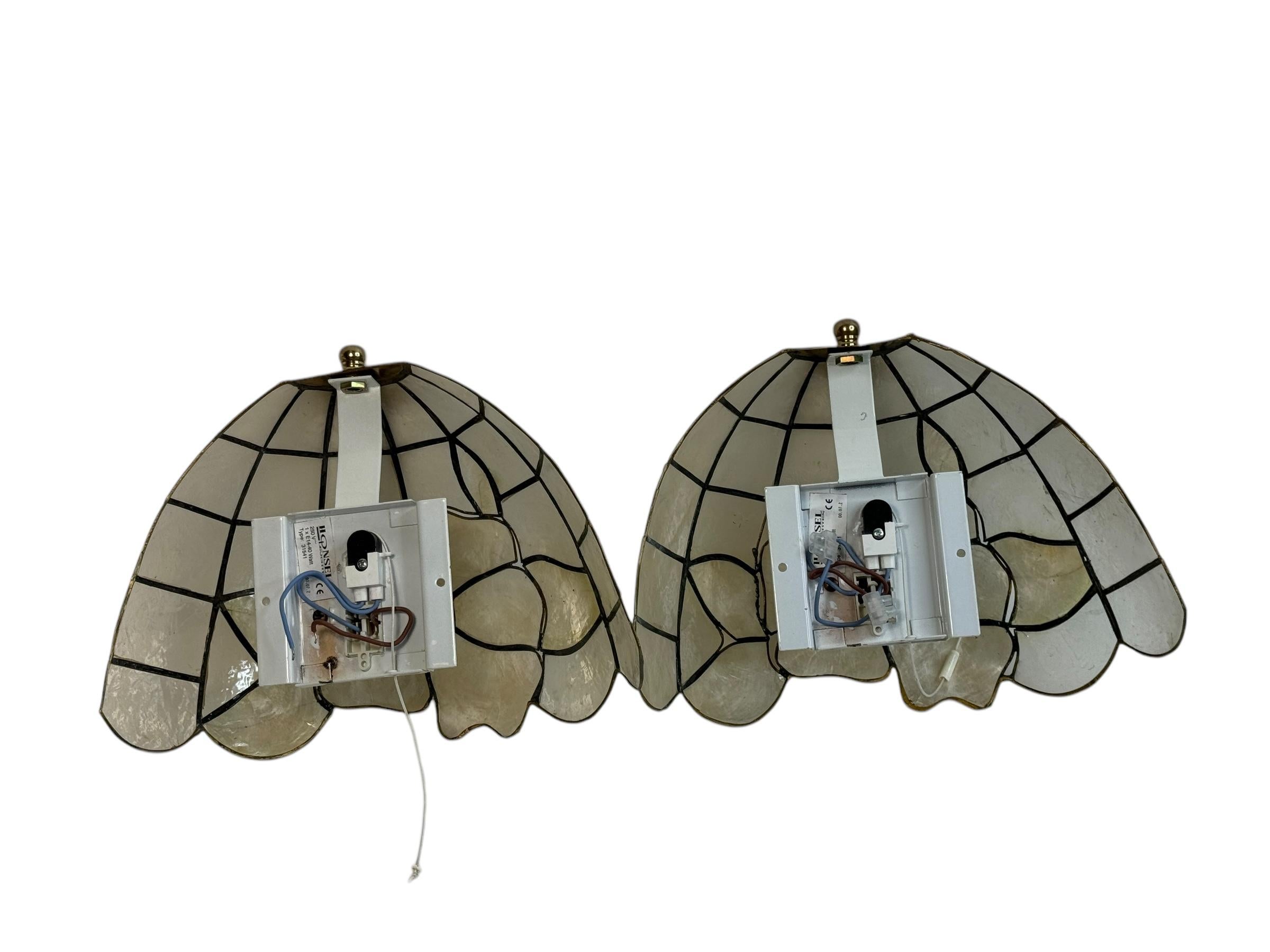 Métal Paire d'appliques vintage Capiz coquillage et cadre en laiton Honsel Leuchten Allemagne années 1960 en vente