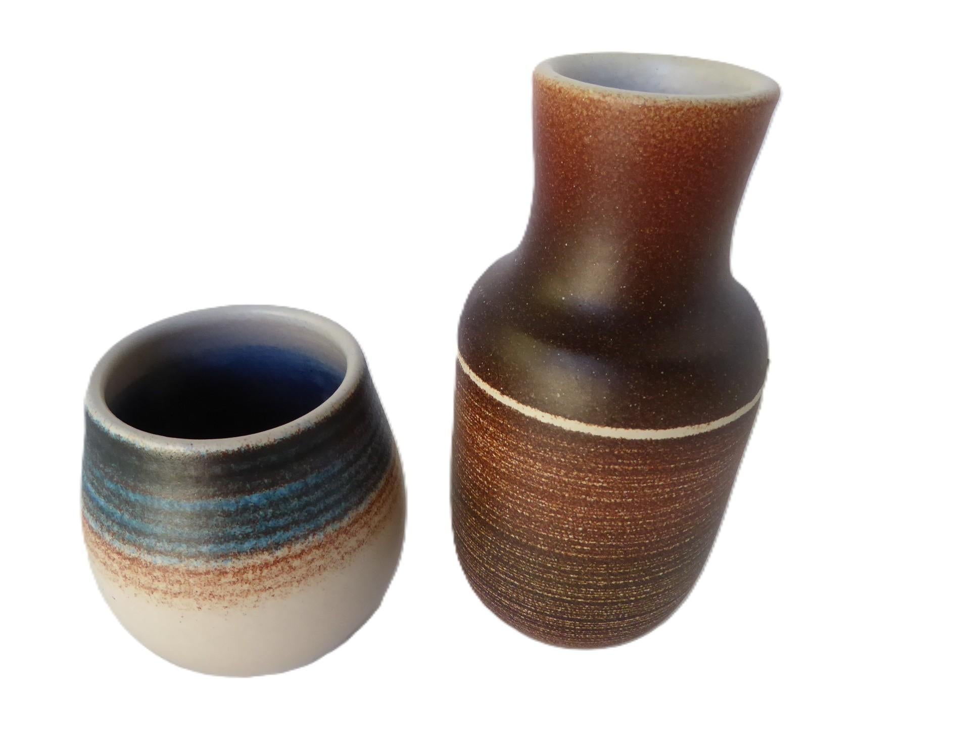Magnifique paire de vases modernes en céramique datant du début des années 1970 et réalisés par Josep Serra pour Serra Studio en Catalogne, Espagne.  
Vase brun avec un motif rayé sur le corps se rétrécissant jusqu'à une glaçure mate brun café unie.
