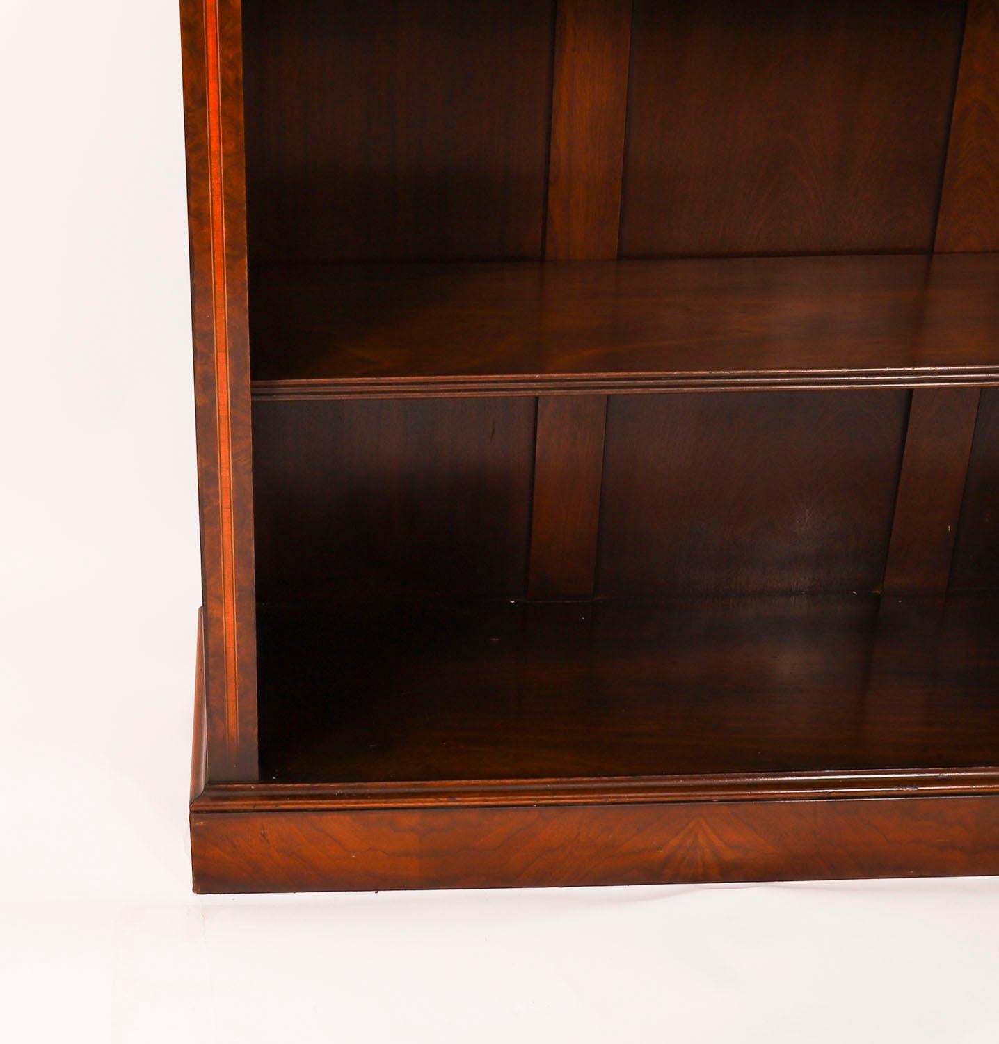 Vintage Pair Sheraton Revival Gratnuss Offenes Bücherregal Mitte 20. im Angebot 11