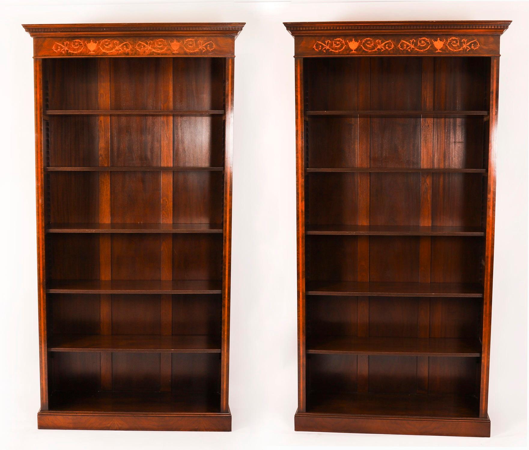 Dies ist ein schönes Vintage-Paar offener Bücherregale im Sheraton-Stil mit verstellbaren Einlegeböden aus dem späten 20.

Sie sind aus Wurzelnussholz gefertigt und haben eine schöne Satinholzeinlage mit Querbändern.

Jedes Bücherregal hat fünf