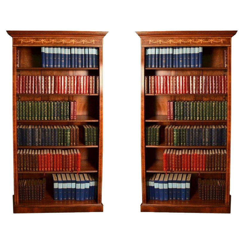 Paire de bibliothèques ouvertes en ronce de noyer de style Sheraton Fin du 20e siècle